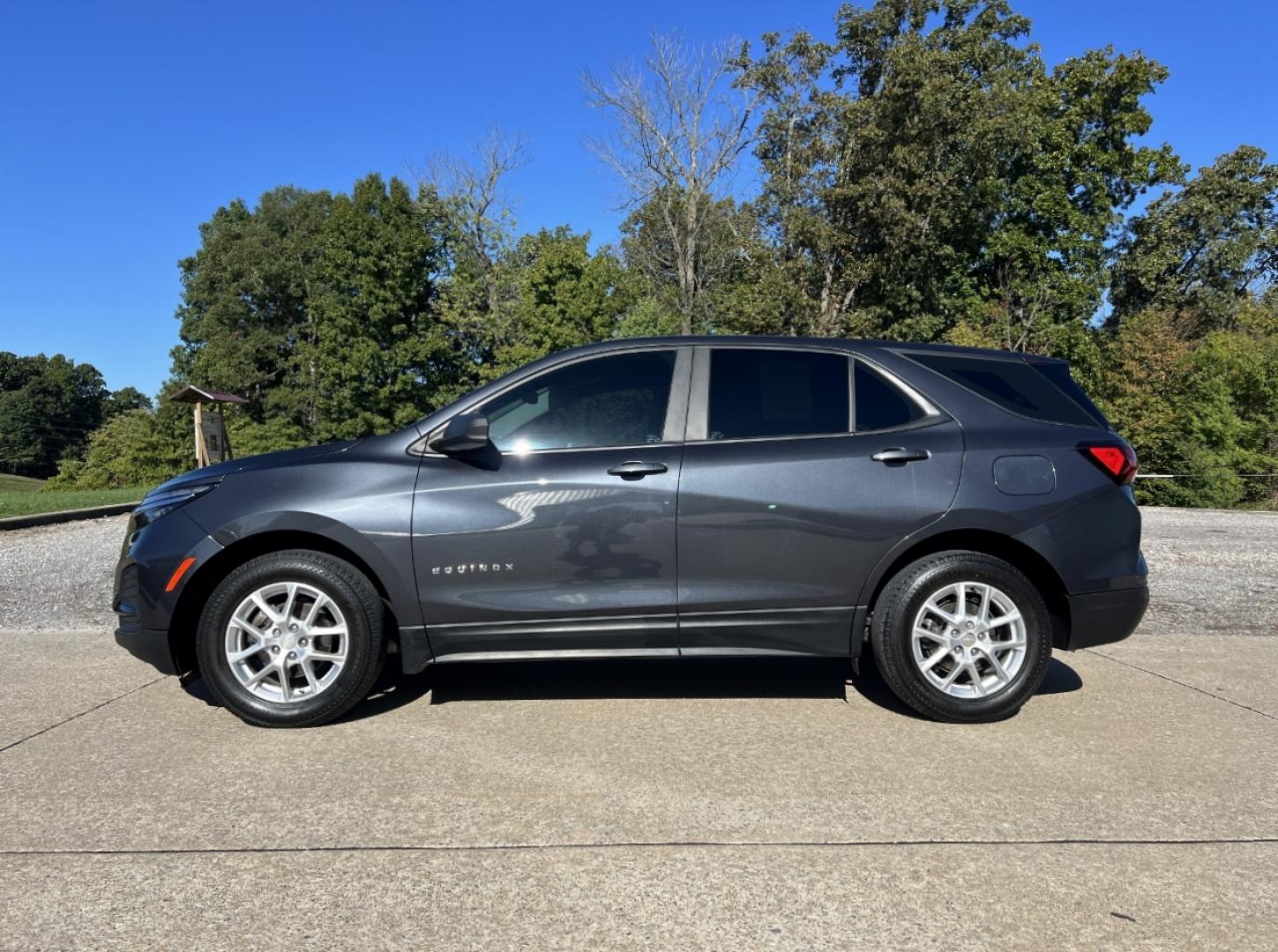2022 GRAY /Gray Cloth Chevrolet Equinox LS 1FL FWD (3GNAXFEV0NS) with an 1.5L 4 Cyl. TURBO engine, Automatic transmission, located at 2990 Old Orchard Rd., Jackson, MO, 63755, 37.354214, -89.612106 - 2022 Chevrolet Equinox LS 1-Owner 143xxx miles Front Wheel Drive 1.5L 4 Cyl. Automatic Backup Camera Bluetooth Cruise Power Windows/Locks/Mirrors We have financing available and we accept trades! Fill out a credit application on our website or come by today! If you have any questions, giv - Photo#4