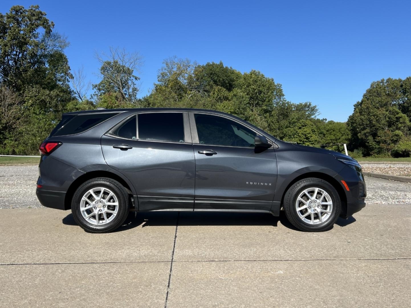 2022 GRAY /Gray Cloth Chevrolet Equinox LS 1FL FWD (3GNAXFEV0NS) with an 1.5L 4 Cyl. TURBO engine, Automatic transmission, located at 2990 Old Orchard Rd., Jackson, MO, 63755, 37.354214, -89.612106 - 2022 Chevrolet Equinox LS 1-Owner 143xxx miles Front Wheel Drive 1.5L 4 Cyl. Automatic Backup Camera Bluetooth Cruise Power Windows/Locks/Mirrors We have financing available and we accept trades! Fill out a credit application on our website or come by today! If you have any questions, giv - Photo#5