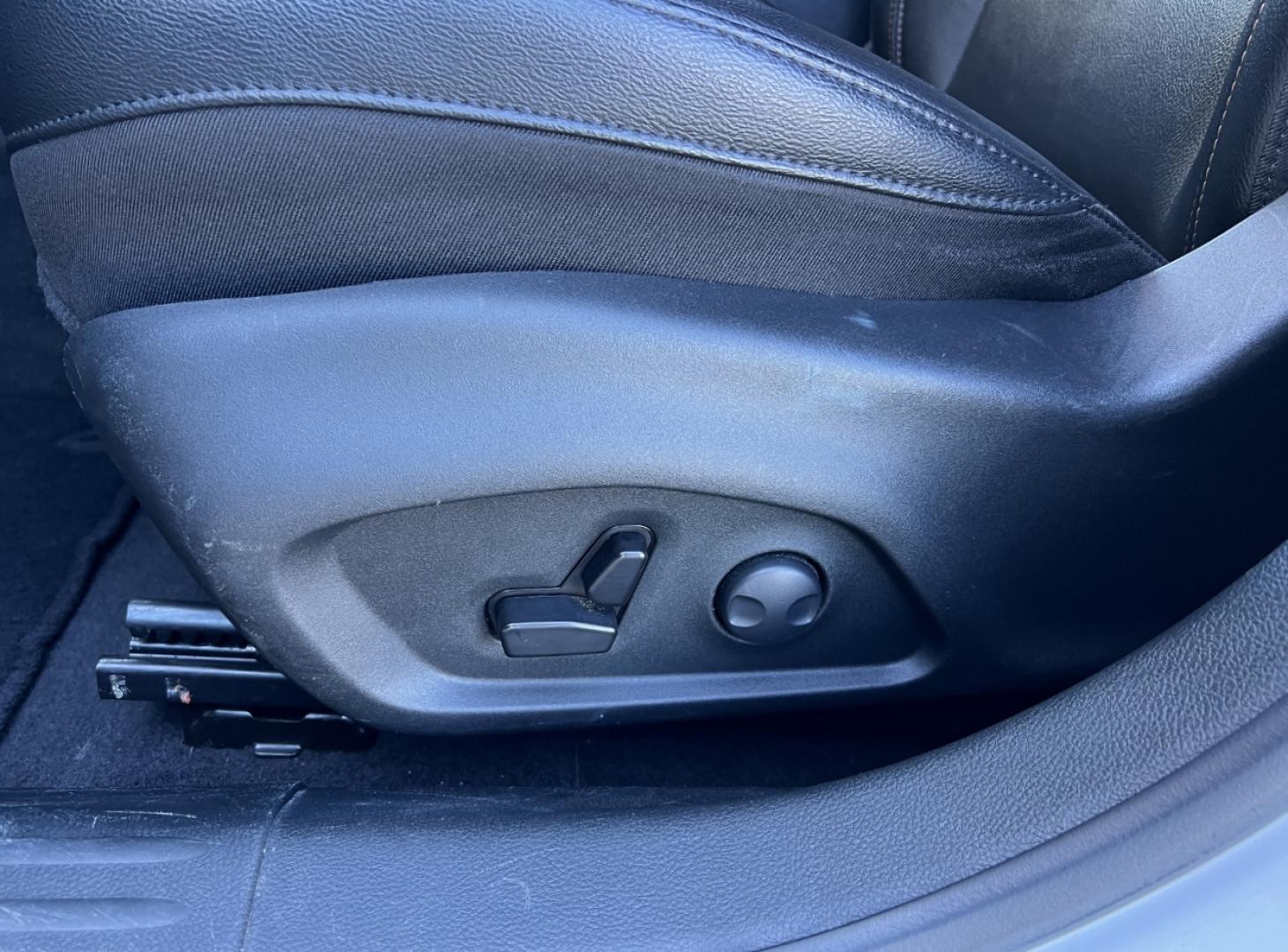 2024 WHITE /Black Leather Jeep Compass Limited (3C4NJDCN7RT) with an 2.0L 4 Cyl. TURBO engine, CVT transmission, located at 2990 Old Orchard Rd., Jackson, MO, 63755, 37.354214, -89.612106 - 2024 Jeep Compass Limited 1-Owner 45xxx miles 4 Wheel Drive 2.0L 4 Cyl. Automatic Leather Backup Camera Power Driver Seat Heated Seats Heated Steering Wheel Bluetooth Remote Start Cruise Power Windows/Locks/Mirrors We have financing available and we accept trades! Fill out a credit ap - Photo#5