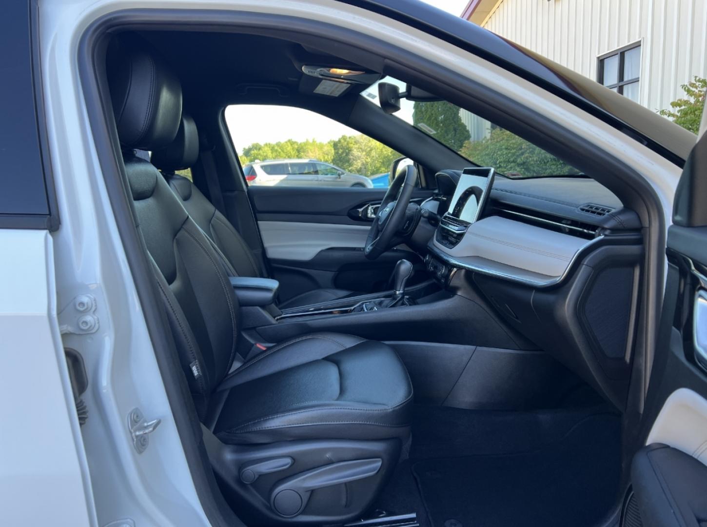 2024 WHITE /Black Leather Jeep Compass Limited (3C4NJDCN7RT) with an 2.0L 4 Cyl. TURBO engine, CVT transmission, located at 2990 Old Orchard Rd., Jackson, MO, 63755, 37.354214, -89.612106 - 2024 Jeep Compass Limited 1-Owner 45xxx miles 4 Wheel Drive 2.0L 4 Cyl. Automatic Leather Backup Camera Power Driver Seat Heated Seats Heated Steering Wheel Bluetooth Remote Start Cruise Power Windows/Locks/Mirrors We have financing available and we accept trades! Fill out a credit ap - Photo#17