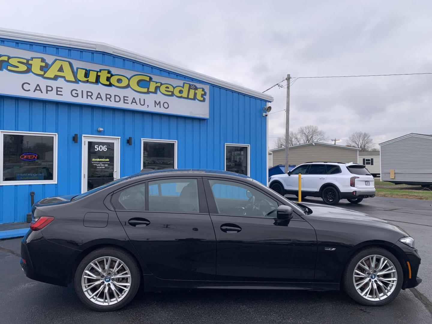2023 BLACK /Black BMW 3-Series 330e (3MW39FF07P8) with an 2.0L I4 Hybrid engine, 8A transmission, located at 506 S. Kingshighway, Cape Girardeau, MO, 63703, (573) 235-5000, 37.294991, -89.553635 - 2023 BMW 330e Only 58xxx miles Rear Wheel Drive 2.0L I4 Automatic Leather Navigation Power/Heated Seats Backup Camera Bluetooth Cruise Power Windows/Locks/Mirrors We have financing available and we accept trades! Fill out a credit application on our website or come by today! If you have - Photo#8
