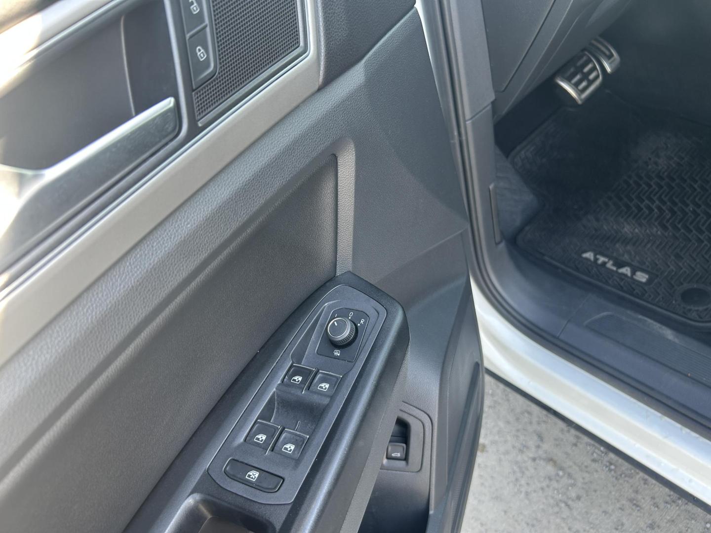 2018 WHITE /Black Volkswagen Atlas V6 SE w/Technology AWD (1V2PR2CA2JC) with an 3.6L V6 DOHC 24V engine, Automatic transmission, located at 506 S. Kingshighway, Cape Girardeau, MO, 63703, (573) 235-5000, 37.294991, -89.553635 - 2018 Volkswagen Atlas 4 Motion R Line Only 49,XXX Miles All Wheel Drive 3.6L V6 Automatic Third Row Leather Back Up Camera Heated Seats Dual Climate Controls Rear Climate Controls Selective Drive Mode Adaptive Cruise Control Power Lift Gate Power Driver Seat Power Windows/Locks/Mirror - Photo#22