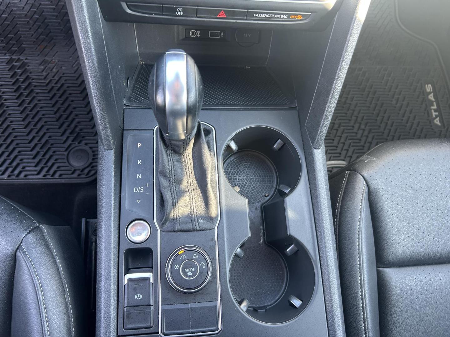 2018 WHITE /Black Volkswagen Atlas V6 SE w/Technology AWD (1V2PR2CA2JC) with an 3.6L V6 DOHC 24V engine, Automatic transmission, located at 506 S. Kingshighway, Cape Girardeau, MO, 63703, (573) 235-5000, 37.294991, -89.553635 - 2018 Volkswagen Atlas 4 Motion R Line Only 49,XXX Miles All Wheel Drive 3.6L V6 Automatic Third Row Leather Back Up Camera Heated Seats Dual Climate Controls Rear Climate Controls Selective Drive Mode Adaptive Cruise Control Power Lift Gate Power Driver Seat Power Windows/Locks/Mirror - Photo#27