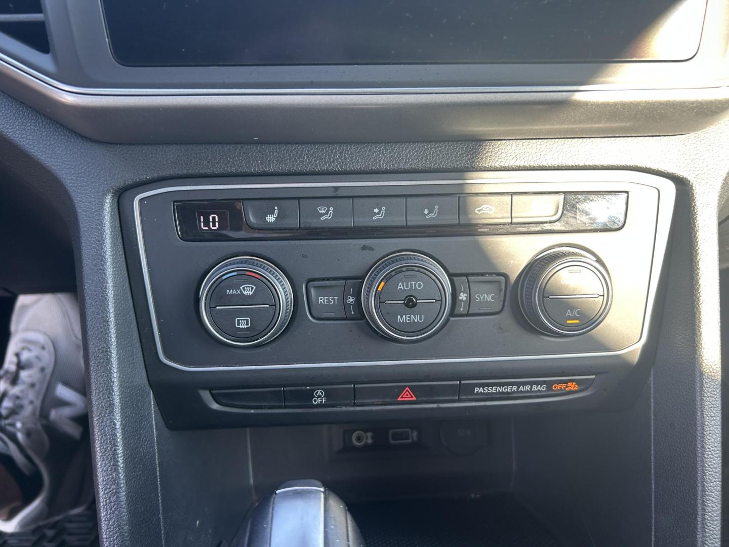 2018 WHITE /Black Volkswagen Atlas V6 SE w/Technology AWD (1V2PR2CA2JC) with an 3.6L V6 DOHC 24V engine, Automatic transmission, located at 506 S. Kingshighway, Cape Girardeau, MO, 63703, (573) 235-5000, 37.294991, -89.553635 - 2018 Volkswagen Atlas 4 Motion R Line Only 49,XXX Miles All Wheel Drive 3.6L V6 Automatic Third Row Leather Back Up Camera Heated Seats Dual Climate Controls Rear Climate Controls Selective Drive Mode Adaptive Cruise Control Power Lift Gate Power Driver Seat Power Windows/Locks/Mirror - Photo#28