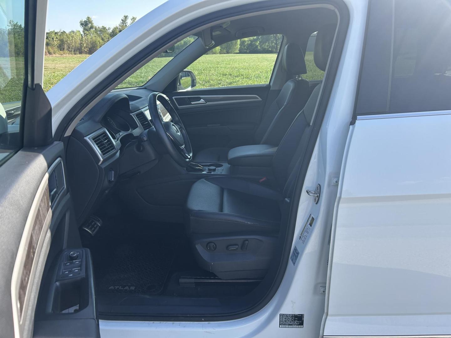 2018 WHITE /Black Volkswagen Atlas V6 SE w/Technology AWD (1V2PR2CA2JC) with an 3.6L V6 DOHC 24V engine, Automatic transmission, located at 506 S. Kingshighway, Cape Girardeau, MO, 63703, (573) 235-5000, 37.294991, -89.553635 - 2018 Volkswagen Atlas 4 Motion R Line Only 49,XXX Miles All Wheel Drive 3.6L V6 Automatic Third Row Leather Back Up Camera Heated Seats Dual Climate Controls Rear Climate Controls Selective Drive Mode Adaptive Cruise Control Power Lift Gate Power Driver Seat Power Windows/Locks/Mirror - Photo#14