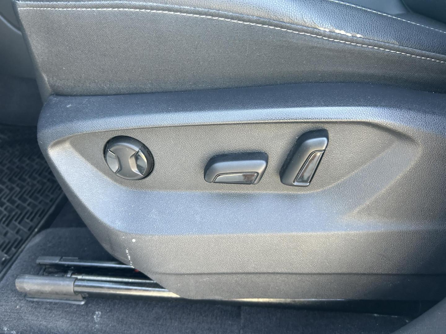 2018 WHITE /Black Volkswagen Atlas V6 SE w/Technology AWD (1V2PR2CA2JC) with an 3.6L V6 DOHC 24V engine, Automatic transmission, located at 506 S. Kingshighway, Cape Girardeau, MO, 63703, (573) 235-5000, 37.294991, -89.553635 - 2018 Volkswagen Atlas 4 Motion R Line Only 49,XXX Miles All Wheel Drive 3.6L V6 Automatic Third Row Leather Back Up Camera Heated Seats Dual Climate Controls Rear Climate Controls Selective Drive Mode Adaptive Cruise Control Power Lift Gate Power Driver Seat Power Windows/Locks/Mirror - Photo#5