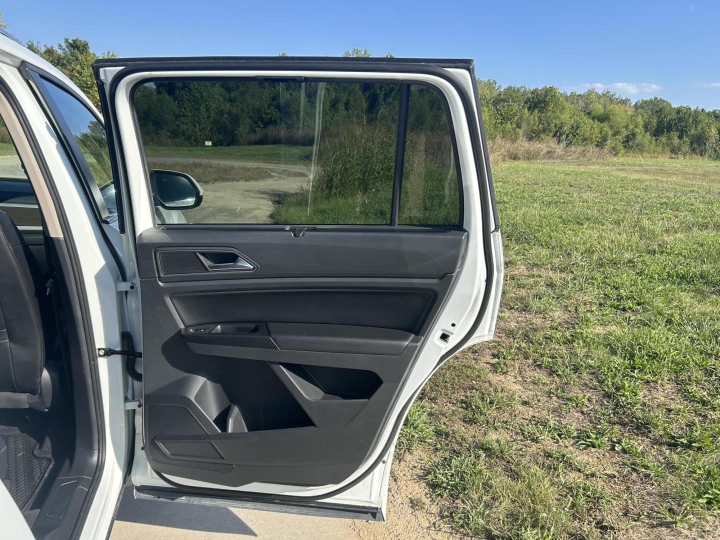2018 WHITE /Black Volkswagen Atlas V6 SE w/Technology AWD (1V2PR2CA2JC) with an 3.6L V6 DOHC 24V engine, Automatic transmission, located at 506 S. Kingshighway, Cape Girardeau, MO, 63703, (573) 235-5000, 37.294991, -89.553635 - 2018 Volkswagen Atlas 4 Motion R Line Only 49,XXX Miles All Wheel Drive 3.6L V6 Automatic Third Row Leather Back Up Camera Heated Seats Dual Climate Controls Rear Climate Controls Selective Drive Mode Adaptive Cruise Control Power Lift Gate Power Driver Seat Power Windows/Locks/Mirror - Photo#20