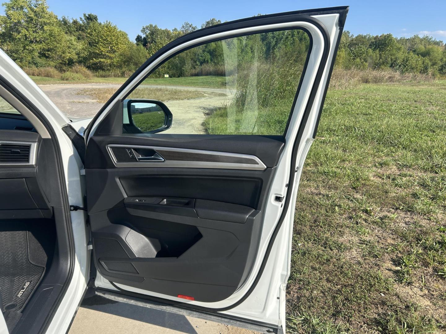2018 WHITE /Black Volkswagen Atlas V6 SE w/Technology AWD (1V2PR2CA2JC) with an 3.6L V6 DOHC 24V engine, Automatic transmission, located at 506 S. Kingshighway, Cape Girardeau, MO, 63703, (573) 235-5000, 37.294991, -89.553635 - 2018 Volkswagen Atlas 4 Motion R Line Only 49,XXX Miles All Wheel Drive 3.6L V6 Automatic Third Row Leather Back Up Camera Heated Seats Dual Climate Controls Rear Climate Controls Selective Drive Mode Adaptive Cruise Control Power Lift Gate Power Driver Seat Power Windows/Locks/Mirror - Photo#18