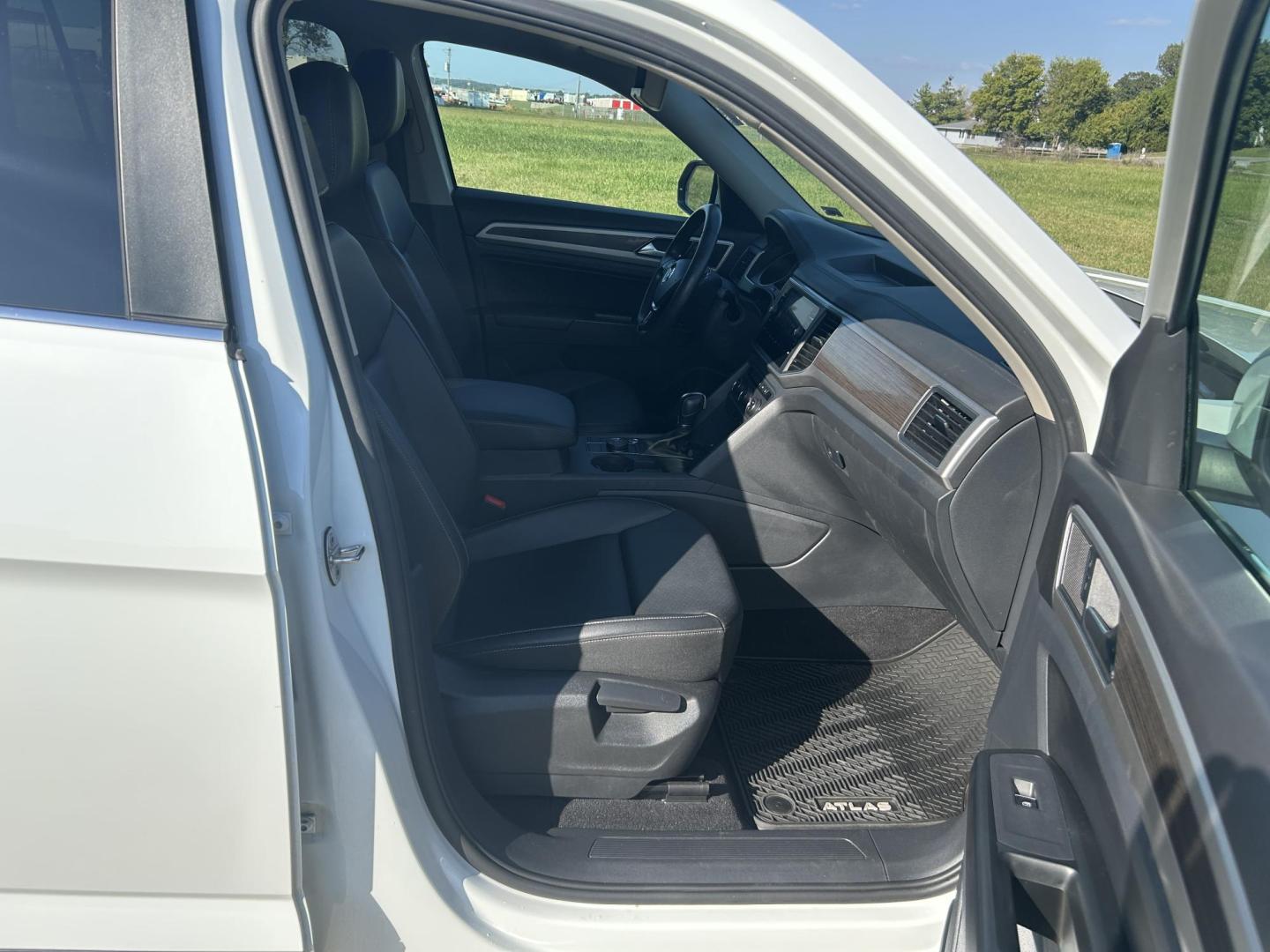 2018 WHITE /Black Volkswagen Atlas V6 SE w/Technology AWD (1V2PR2CA2JC) with an 3.6L V6 DOHC 24V engine, Automatic transmission, located at 506 S. Kingshighway, Cape Girardeau, MO, 63703, (573) 235-5000, 37.294991, -89.553635 - 2018 Volkswagen Atlas 4 Motion R Line Only 49,XXX Miles All Wheel Drive 3.6L V6 Automatic Third Row Leather Back Up Camera Heated Seats Dual Climate Controls Rear Climate Controls Selective Drive Mode Adaptive Cruise Control Power Lift Gate Power Driver Seat Power Windows/Locks/Mirror - Photo#19