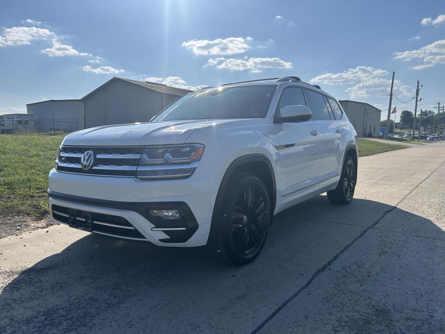 2018 WHITE /Black Volkswagen Atlas V6 SE w/Technology AWD (1V2PR2CA2JC) with an 3.6L V6 DOHC 24V engine, Automatic transmission, located at 506 S. Kingshighway, Cape Girardeau, MO, 63703, (573) 235-5000, 37.294991, -89.553635 - 2018 Volkswagen Atlas 4 Motion R Line Only 49,XXX Miles All Wheel Drive 3.6L V6 Automatic Third Row Leather Back Up Camera Heated Seats Dual Climate Controls Rear Climate Controls Selective Drive Mode Adaptive Cruise Control Power Lift Gate Power Driver Seat Power Windows/Locks/Mirror - Photo#7