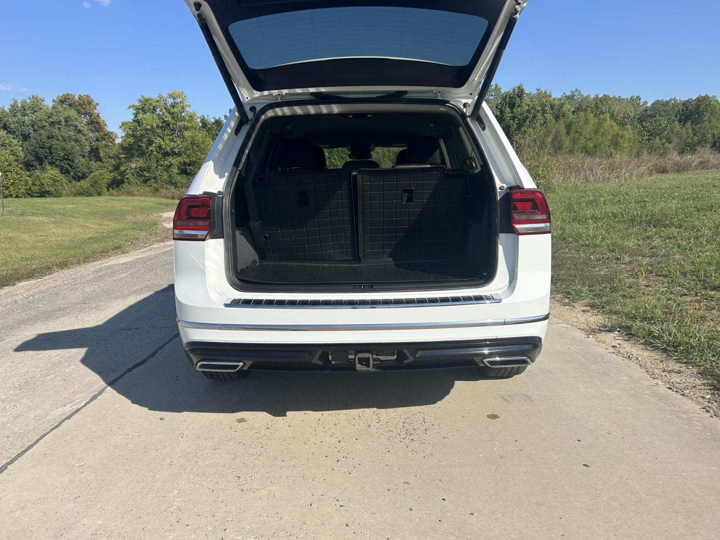 2018 WHITE /Black Volkswagen Atlas V6 SE w/Technology AWD (1V2PR2CA2JC) with an 3.6L V6 DOHC 24V engine, Automatic transmission, located at 506 S. Kingshighway, Cape Girardeau, MO, 63703, (573) 235-5000, 37.294991, -89.553635 - 2018 Volkswagen Atlas 4 Motion R Line Only 49,XXX Miles All Wheel Drive 3.6L V6 Automatic Third Row Leather Back Up Camera Heated Seats Dual Climate Controls Rear Climate Controls Selective Drive Mode Adaptive Cruise Control Power Lift Gate Power Driver Seat Power Windows/Locks/Mirror - Photo#37