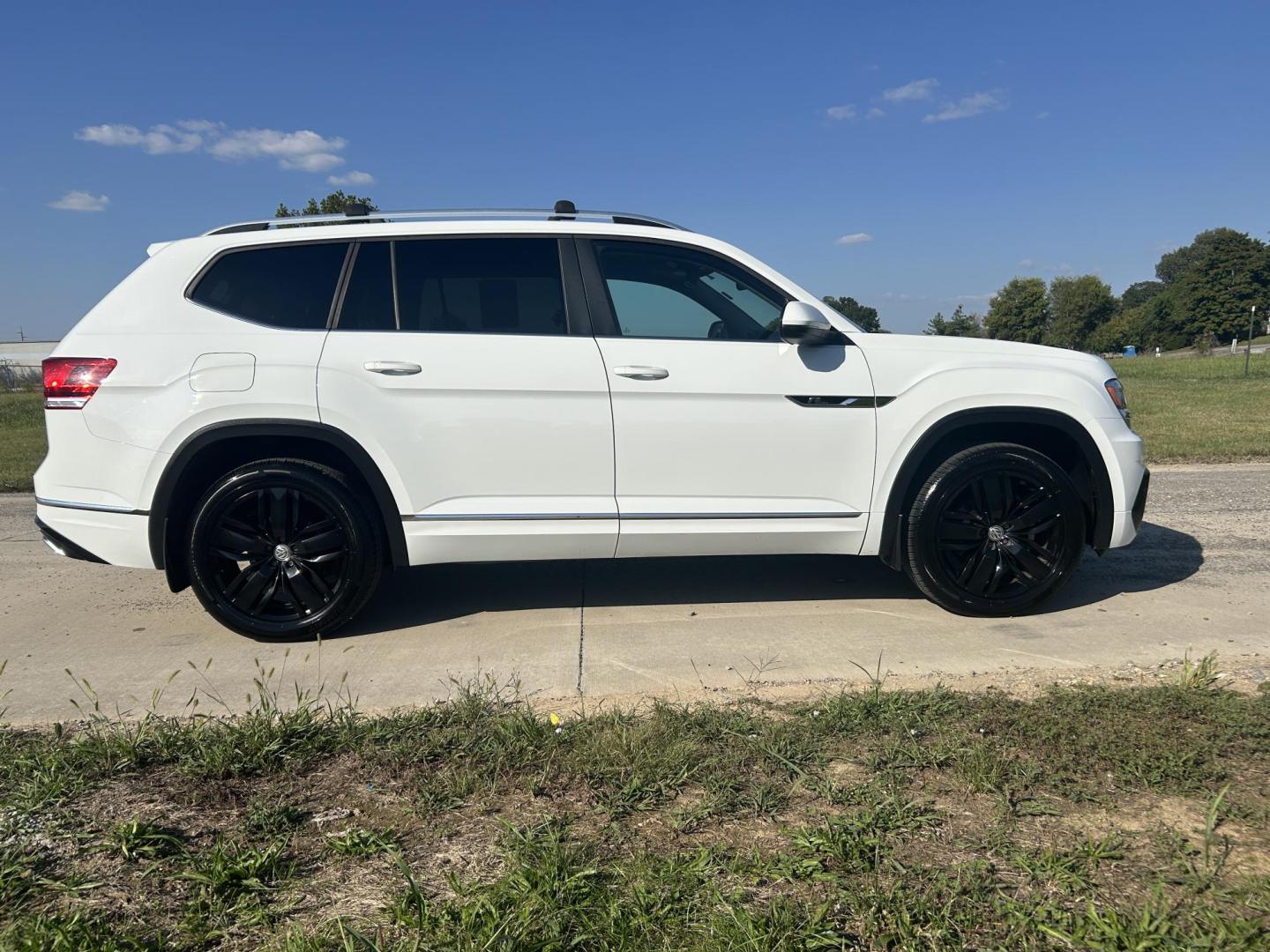 2018 WHITE /Black Volkswagen Atlas V6 SE w/Technology AWD (1V2PR2CA2JC) with an 3.6L V6 DOHC 24V engine, Automatic transmission, located at 506 S. Kingshighway, Cape Girardeau, MO, 63703, (573) 235-5000, 37.294991, -89.553635 - 2018 Volkswagen Atlas 4 Motion R Line Only 49,XXX Miles All Wheel Drive 3.6L V6 Automatic Third Row Leather Back Up Camera Heated Seats Dual Climate Controls Rear Climate Controls Selective Drive Mode Adaptive Cruise Control Power Lift Gate Power Driver Seat Power Windows/Locks/Mirror - Photo#10