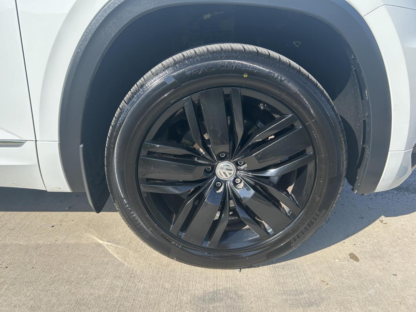 2018 WHITE /Black Volkswagen Atlas V6 SE w/Technology AWD (1V2PR2CA2JC) with an 3.6L V6 DOHC 24V engine, Automatic transmission, located at 506 S. Kingshighway, Cape Girardeau, MO, 63703, (573) 235-5000, 37.294991, -89.553635 - 2018 Volkswagen Atlas 4 Motion R Line Only 49,XXX Miles All Wheel Drive 3.6L V6 Automatic Third Row Leather Back Up Camera Heated Seats Dual Climate Controls Rear Climate Controls Selective Drive Mode Adaptive Cruise Control Power Lift Gate Power Driver Seat Power Windows/Locks/Mirror - Photo#43