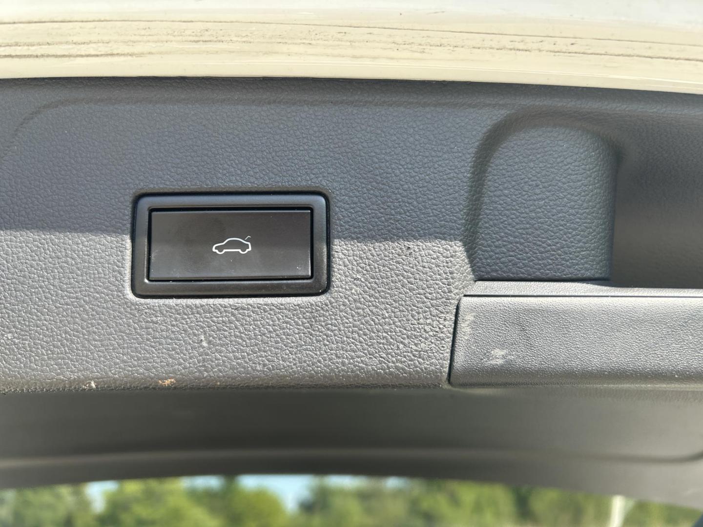 2018 WHITE /Black Volkswagen Atlas V6 SE w/Technology AWD (1V2PR2CA2JC) with an 3.6L V6 DOHC 24V engine, Automatic transmission, located at 506 S. Kingshighway, Cape Girardeau, MO, 63703, (573) 235-5000, 37.294991, -89.553635 - 2018 Volkswagen Atlas 4 Motion R Line Only 49,XXX Miles All Wheel Drive 3.6L V6 Automatic Third Row Leather Back Up Camera Heated Seats Dual Climate Controls Rear Climate Controls Selective Drive Mode Adaptive Cruise Control Power Lift Gate Power Driver Seat Power Windows/Locks/Mirror - Photo#39