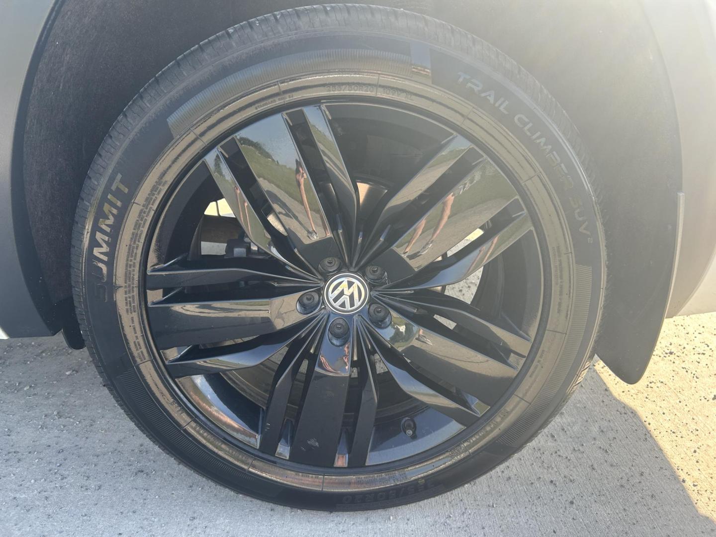 2018 WHITE /Black Volkswagen Atlas V6 SE w/Technology AWD (1V2PR2CA2JC) with an 3.6L V6 DOHC 24V engine, Automatic transmission, located at 506 S. Kingshighway, Cape Girardeau, MO, 63703, (573) 235-5000, 37.294991, -89.553635 - 2018 Volkswagen Atlas 4 Motion R Line Only 49,XXX Miles All Wheel Drive 3.6L V6 Automatic Third Row Leather Back Up Camera Heated Seats Dual Climate Controls Rear Climate Controls Selective Drive Mode Adaptive Cruise Control Power Lift Gate Power Driver Seat Power Windows/Locks/Mirror - Photo#45