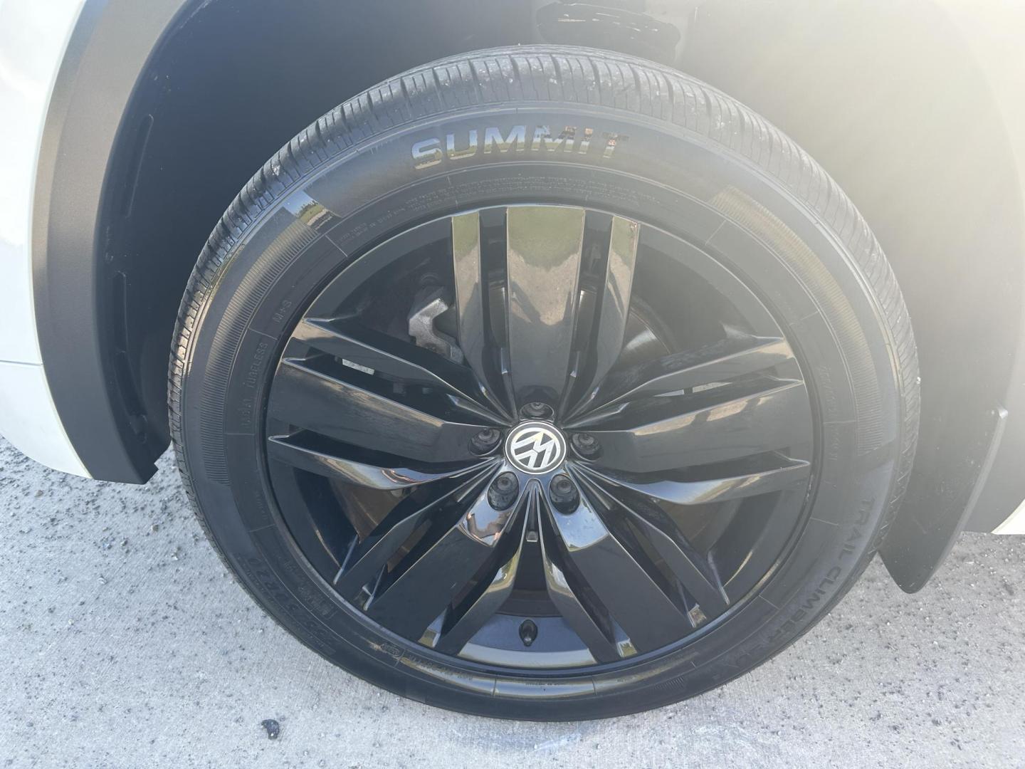 2018 WHITE /Black Volkswagen Atlas V6 SE w/Technology AWD (1V2PR2CA2JC) with an 3.6L V6 DOHC 24V engine, Automatic transmission, located at 506 S. Kingshighway, Cape Girardeau, MO, 63703, (573) 235-5000, 37.294991, -89.553635 - 2018 Volkswagen Atlas 4 Motion R Line Only 49,XXX Miles All Wheel Drive 3.6L V6 Automatic Third Row Leather Back Up Camera Heated Seats Dual Climate Controls Rear Climate Controls Selective Drive Mode Adaptive Cruise Control Power Lift Gate Power Driver Seat Power Windows/Locks/Mirror - Photo#46