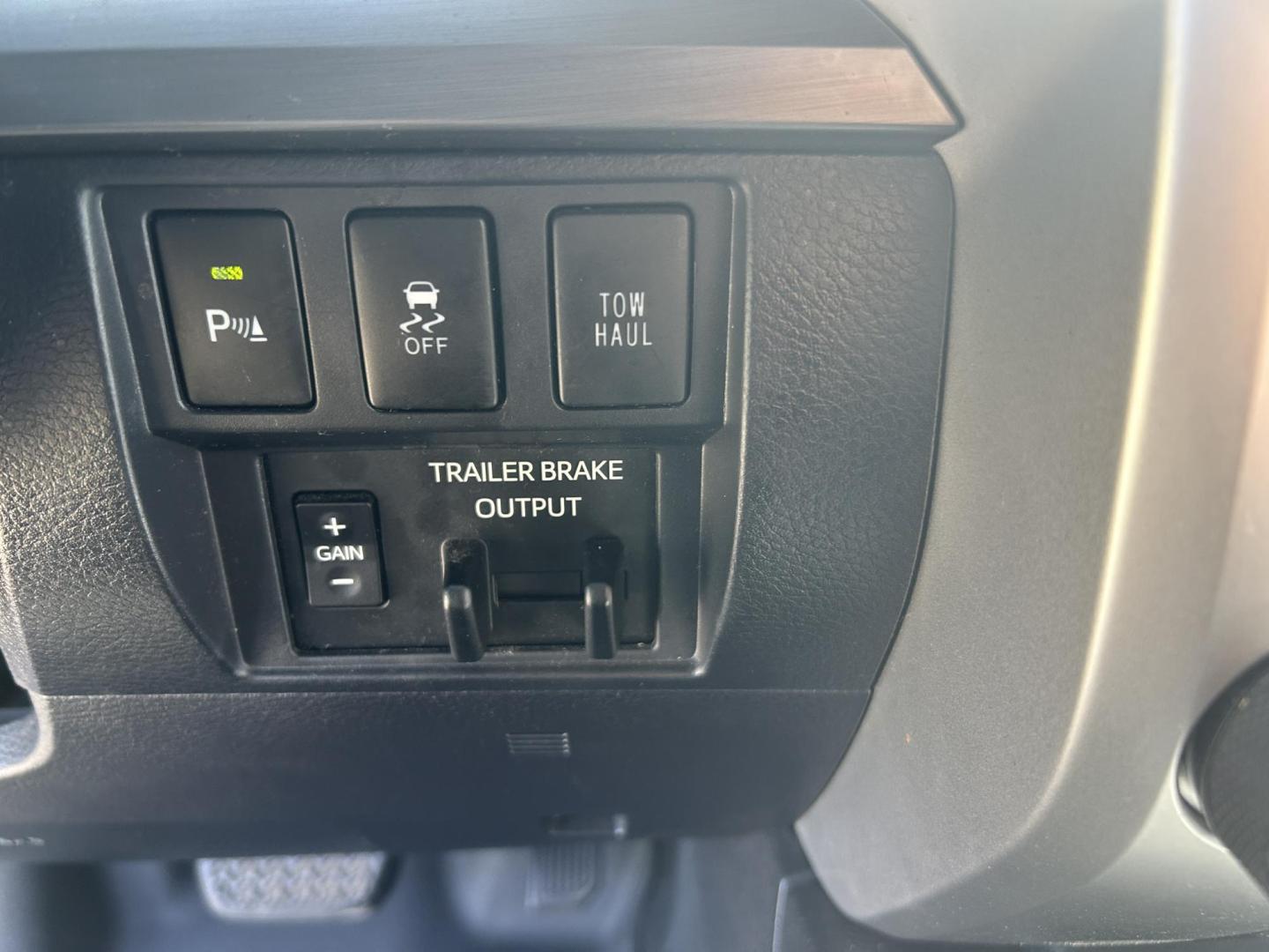 2018 BLACK /Black Toyota Tundra Platinum CrewMax 5.7L FFV 4WD (5TFAW5F15JX) with an 5.7L V8 DOHC 32V engine, Automatic transmission, located at 506 S. Kingshighway, Cape Girardeau, MO, 63703, (573) 235-5000, 37.294991, -89.553635 - 2018 Toyota Tundra Platinum 174xxx miles 4x4 5.7L V8 Automatic Leather Heated/Vented Seats Power Sunroof Navigation Backup Camera Power Driver Seat Bluetooth Cruise Power Windows/Locks/Mirrors We have financing available and we accept trades! Fill out a credit application on our websit - Photo#27