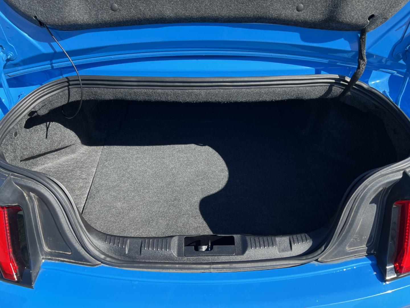 2022 BLUE /Black Leather Ford Mustang EcoBoost Premium Convertible (1FATP8UH4N5) with an 2.3L 4 Cyl. engine, Automatic transmission, located at 506 S. Kingshighway, Cape Girardeau, MO, 63703, (573) 235-5000, 37.294991, -89.553635 - 2022 Ford Mustang Ecoboost Premium 59xxx miles Rear Wheel Drive 2.3L 4 Cyl. Automatic Leather Power/Heated/Cooled Seats Backup Camera Bluetooth Remote Start Cruise Power Windows/Locks/Mirrors We have financing available and we accept trades! Fill out a credit application on our website o - Photo#22