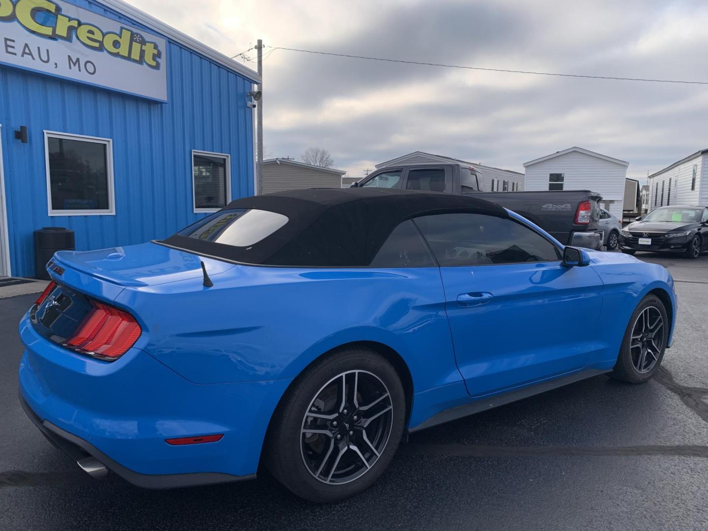 2022 BLUE /Black Leather Ford Mustang EcoBoost Premium Convertible (1FATP8UH4N5) with an 2.3L 4 Cyl. engine, Automatic transmission, located at 506 S. Kingshighway, Cape Girardeau, MO, 63703, (573) 235-5000, 37.294991, -89.553635 - 2022 Ford Mustang Ecoboost Premium 59xxx miles Rear Wheel Drive 2.3L 4 Cyl. Automatic Leather Power/Heated/Cooled Seats Backup Camera Bluetooth Remote Start Cruise Power Windows/Locks/Mirrors We have financing available and we accept trades! Fill out a credit application on our website o - Photo#6
