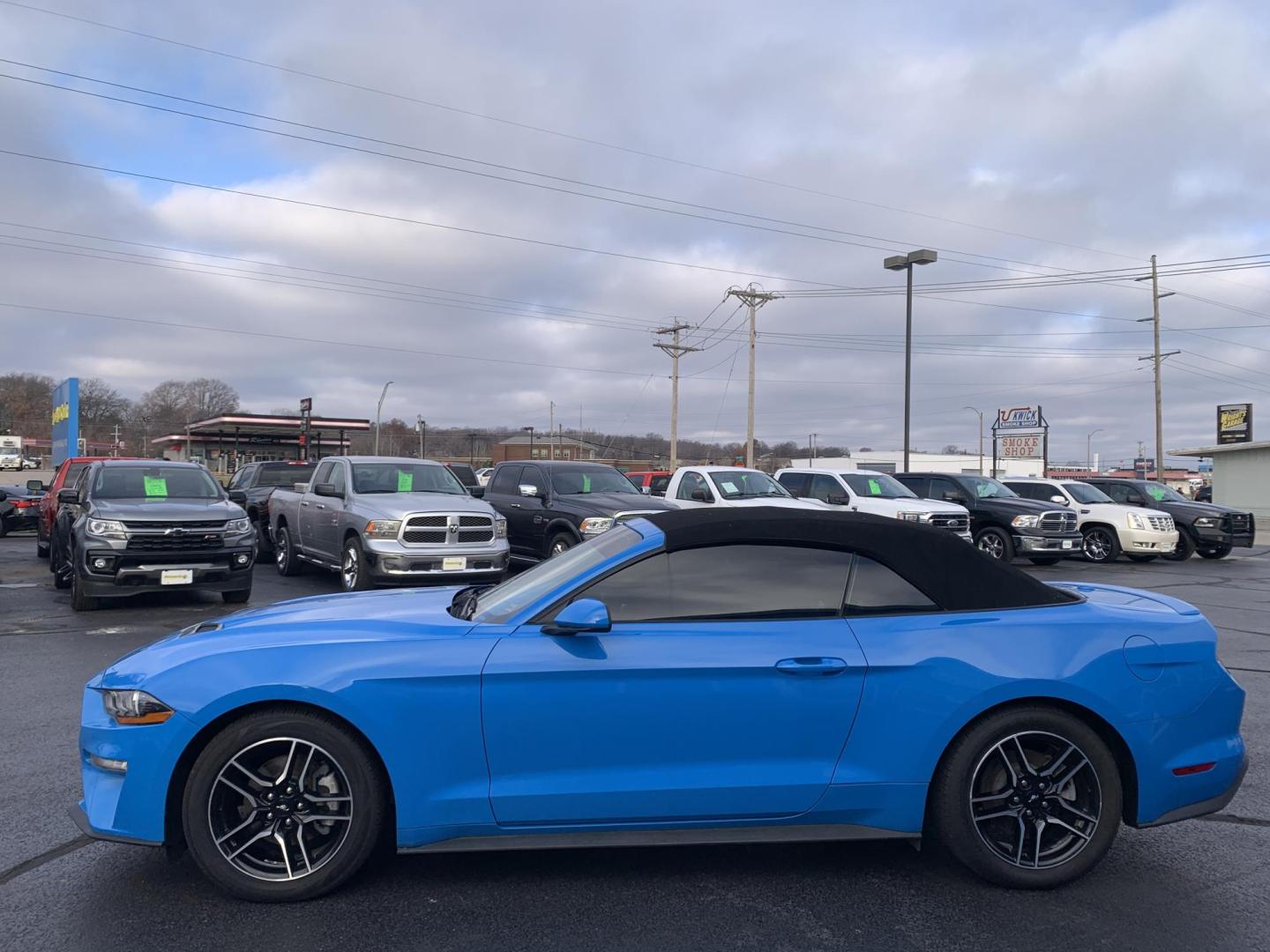 2022 BLUE /Black Leather Ford Mustang EcoBoost Premium Convertible (1FATP8UH4N5) with an 2.3L 4 Cyl. engine, Automatic transmission, located at 506 S. Kingshighway, Cape Girardeau, MO, 63703, (573) 235-5000, 37.294991, -89.553635 - 2022 Ford Mustang Ecoboost Premium 59xxx miles Rear Wheel Drive 2.3L 4 Cyl. Automatic Leather Power/Heated/Cooled Seats Backup Camera Bluetooth Remote Start Cruise Power Windows/Locks/Mirrors We have financing available and we accept trades! Fill out a credit application on our website o - Photo#3