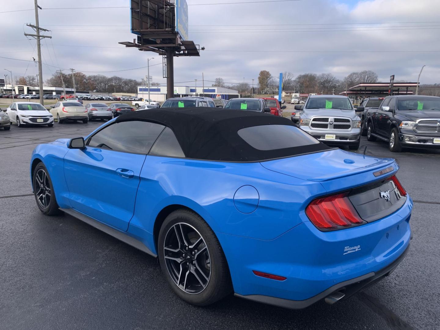 2022 BLUE /Black Leather Ford Mustang EcoBoost Premium Convertible (1FATP8UH4N5) with an 2.3L 4 Cyl. engine, Automatic transmission, located at 506 S. Kingshighway, Cape Girardeau, MO, 63703, (573) 235-5000, 37.294991, -89.553635 - 2022 Ford Mustang Ecoboost Premium 59xxx miles Rear Wheel Drive 2.3L 4 Cyl. Automatic Leather Power/Heated/Cooled Seats Backup Camera Bluetooth Remote Start Cruise Power Windows/Locks/Mirrors We have financing available and we accept trades! Fill out a credit application on our website o - Photo#4
