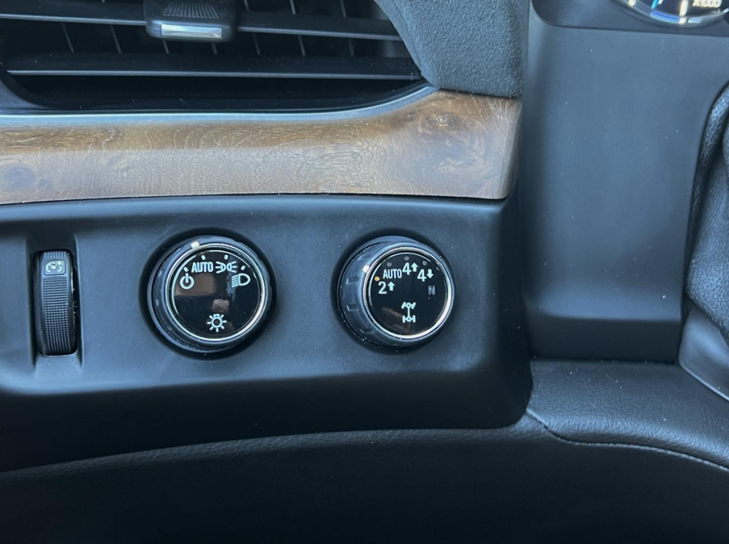 2019 WHITE /Brown Leather Cadillac Escalade Luxury 4WD (1GYS4BKJ8KR) with an 6.2L V8 engine, Automatic transmission, located at 2990 Old Orchard Rd., Jackson, MO, 63755, 37.354214, -89.612106 - 2019 Cadillac Escalade Luxury 135xxx miles 4 Wheel Drive 6.2L V8 Automatic Leather 3rd Row Navigation Rear Entertainment Backup Camera Power/Heated/Cooled Seats Heated Rear Seats Heated Steering Wheel Bluetooth Remote Start Head Up Display Cruise Power Windows/Locks/Mirrors We have - Photo#2