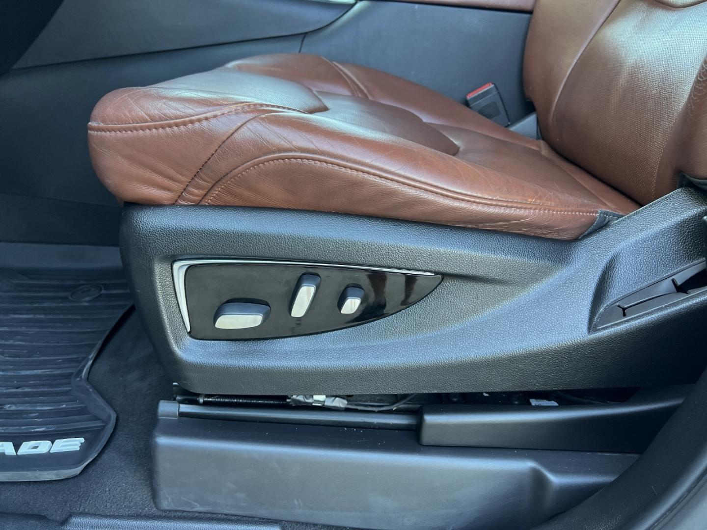 2019 WHITE /Brown Leather Cadillac Escalade Luxury 4WD (1GYS4BKJ8KR) with an 6.2L V8 engine, Automatic transmission, located at 2990 Old Orchard Rd., Jackson, MO, 63755, 37.354214, -89.612106 - 2019 Cadillac Escalade Luxury 135xxx miles 4 Wheel Drive 6.2L V8 Automatic Leather 3rd Row Navigation Rear Entertainment Backup Camera Power/Heated/Cooled Seats Heated Rear Seats Heated Steering Wheel Bluetooth Remote Start Head Up Display Cruise Power Windows/Locks/Mirrors We have - Photo#7