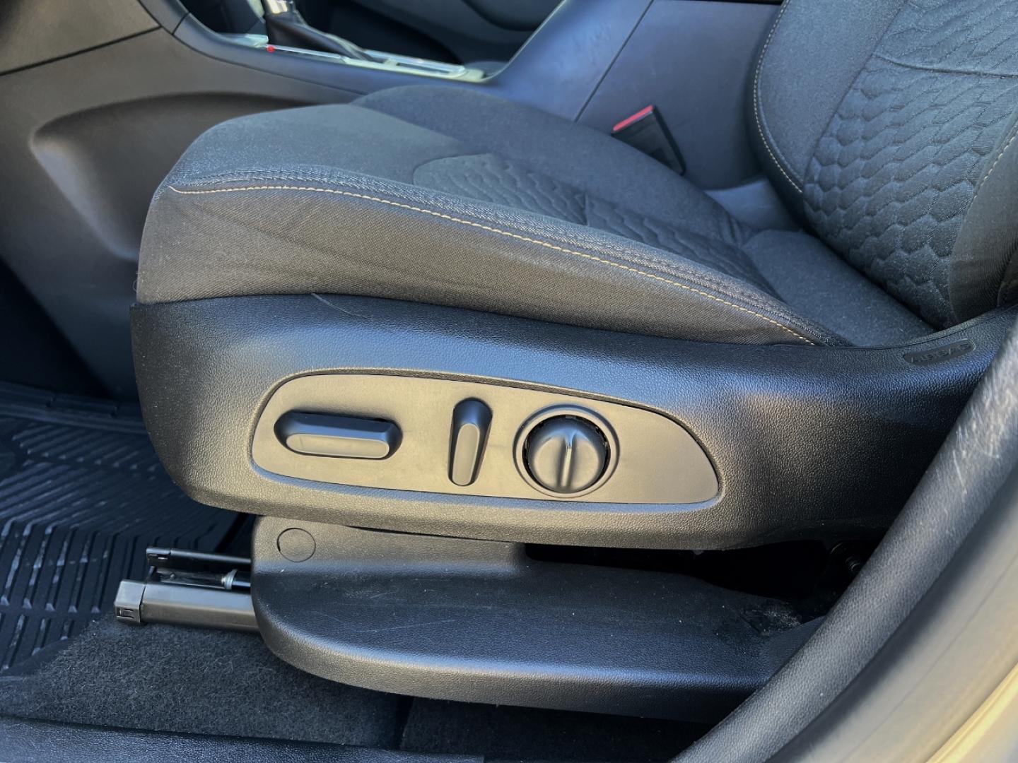 2018 TAN /Gray Cloth Chevrolet Equinox LT 2WD (3GNAXJEV9JS) with an 1.5L 4 Cyl. TURBO engine, Automatic transmission, located at 2990 Old Orchard Rd., Jackson, MO, 63755, 37.354214, -89.612106 - 2018 Chevrolet Equinox LT 1-Owner 157xxx miles Front Wheel Drive 1.5L 4 Cyl. Automatic Backup Camera Heated Seats Power Driver Seat Bluetooth Remote Start Cruise Power Windows/Locks/Mirrors We have financing available and we accept trades! Fill out a credit application on our website or - Photo#4