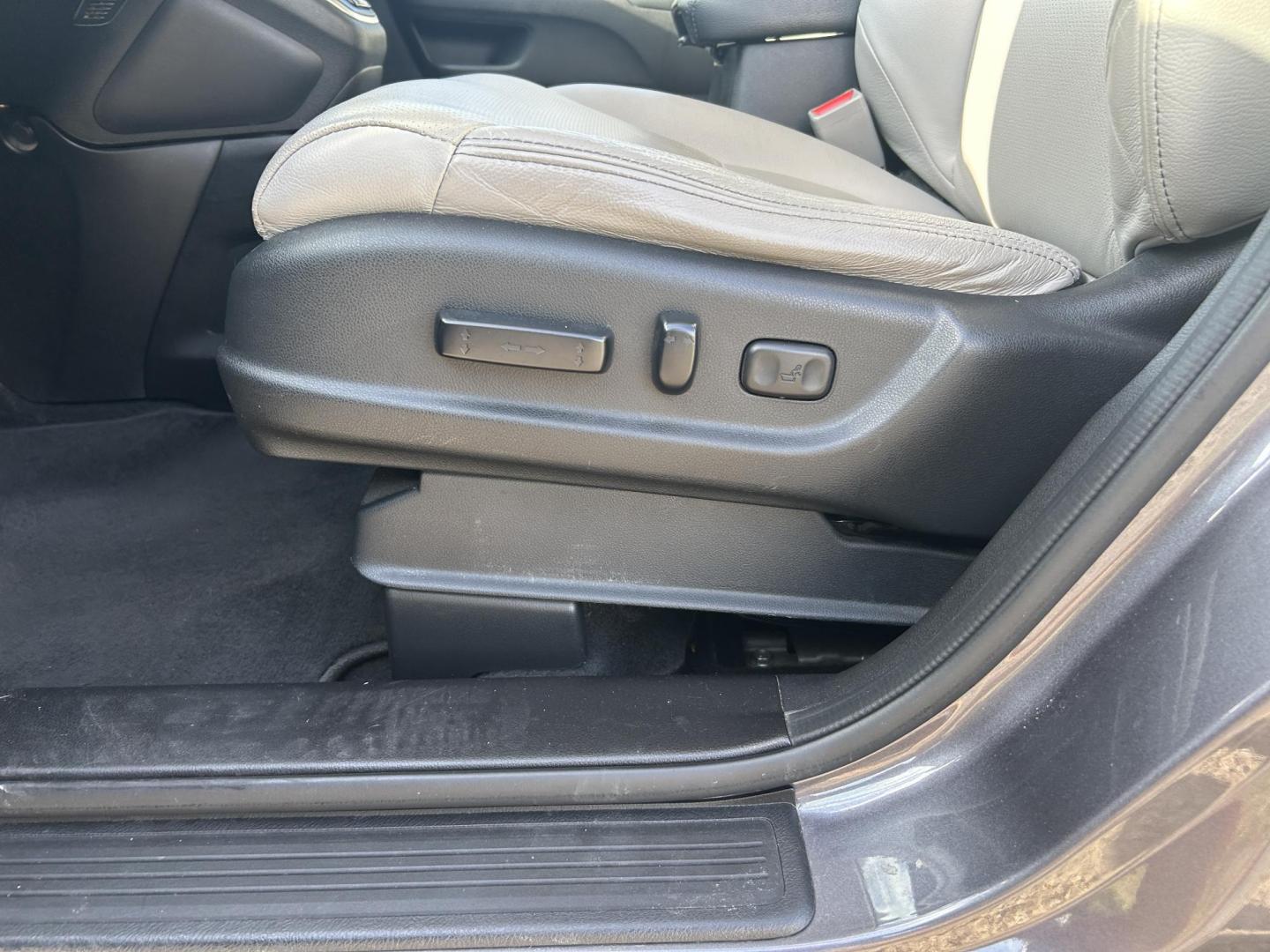 2016 GRAY /Gray Honda CR-V EX-L AWD (5J6RM4H76GL) with an 2.4L L4 DOHC 16V engine, CVT transmission, located at 506 S. Kingshighway, Cape Girardeau, MO, 63703, (573) 235-5000, 37.294991, -89.553635 - 2016 Honda CR-V EX-L 219xxx miles All Wheel Drive 2.4L 4 Cyl. Automatic Leather Backup Camera Power/Heated Seats Sunroof Bluetooth Cruise Power Windows/Locks/Mirrors We have financing available and we accept trades! Fill out a credit application on our website or come by today! If you h - Photo#2