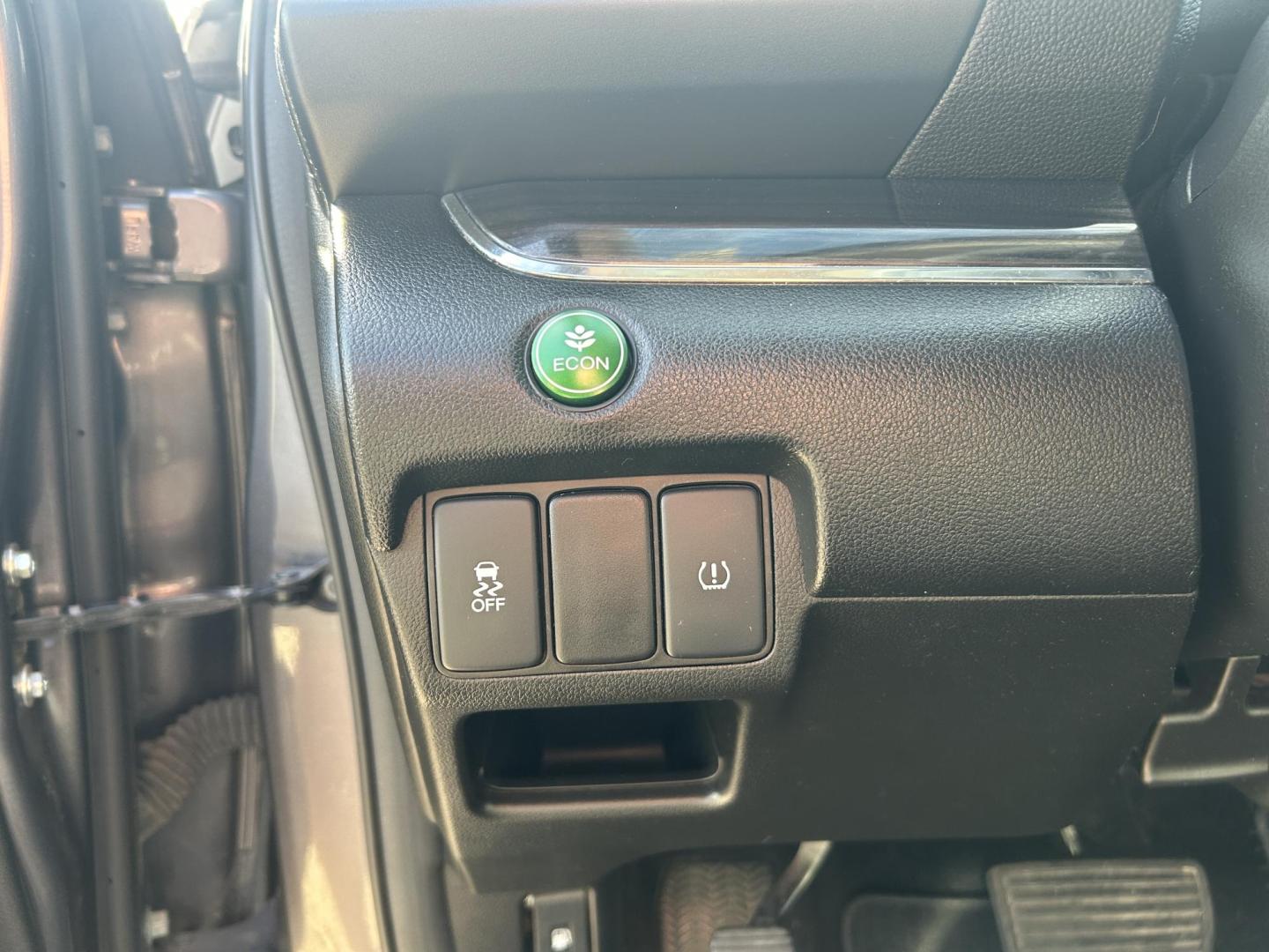 2016 GRAY /Gray Honda CR-V EX-L AWD (5J6RM4H76GL) with an 2.4L L4 DOHC 16V engine, CVT transmission, located at 506 S. Kingshighway, Cape Girardeau, MO, 63703, (573) 235-5000, 37.294991, -89.553635 - 2016 Honda CR-V EX-L 219xxx miles All Wheel Drive 2.4L 4 Cyl. Automatic Leather Backup Camera Power/Heated Seats Sunroof Bluetooth Cruise Power Windows/Locks/Mirrors We have financing available and we accept trades! Fill out a credit application on our website or come by today! If you h - Photo#27