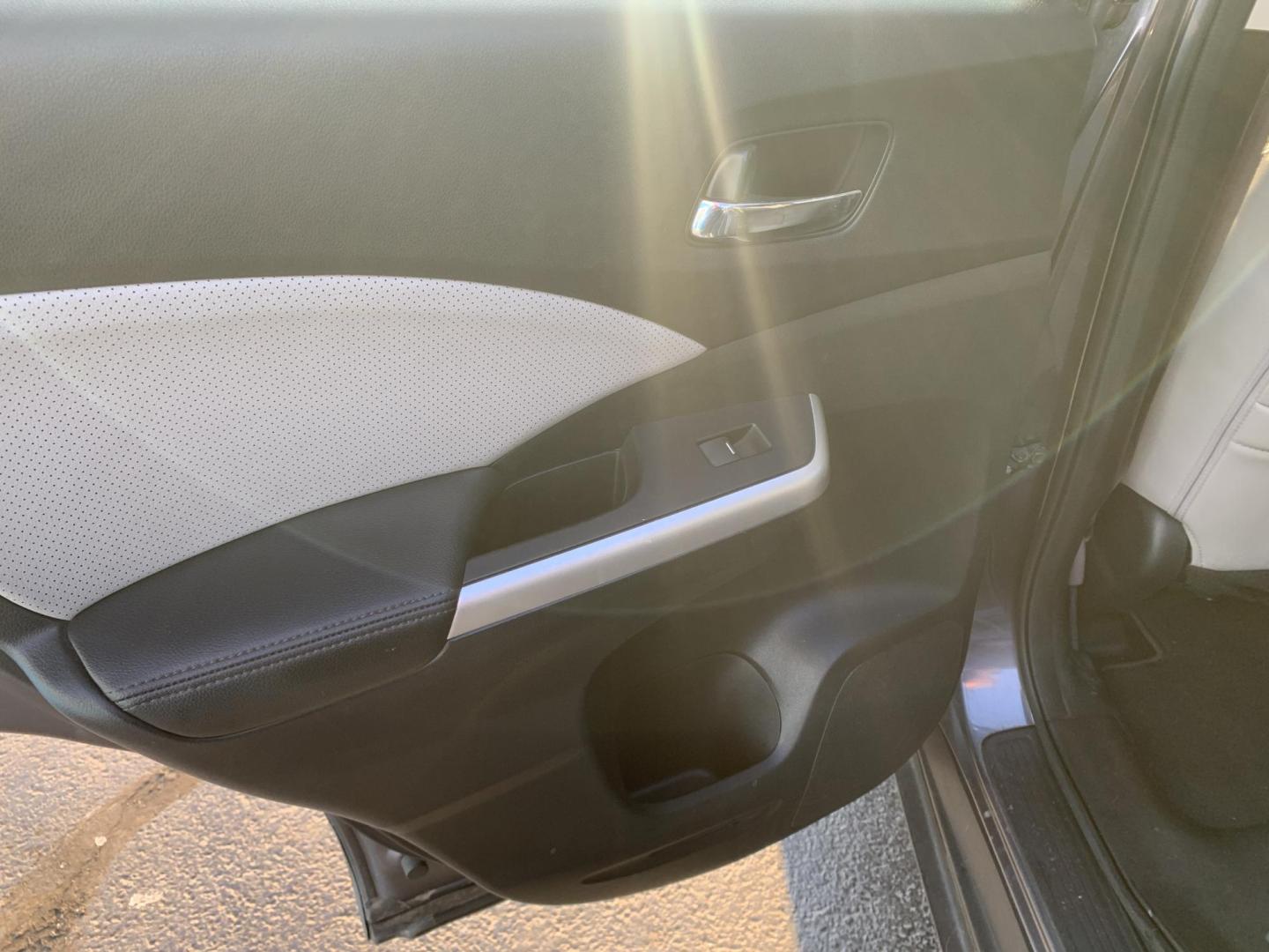 2016 GRAY /Gray Honda CR-V EX-L AWD (5J6RM4H76GL) with an 2.4L L4 DOHC 16V engine, CVT transmission, located at 506 S. Kingshighway, Cape Girardeau, MO, 63703, (573) 235-5000, 37.294991, -89.553635 - 2016 Honda CR-V EX-L 219xxx miles All Wheel Drive 2.4L 4 Cyl. Automatic Leather Backup Camera Power/Heated Seats Sunroof Bluetooth Cruise Power Windows/Locks/Mirrors We have financing available and we accept trades! Fill out a credit application on our website or come by today! If you h - Photo#17