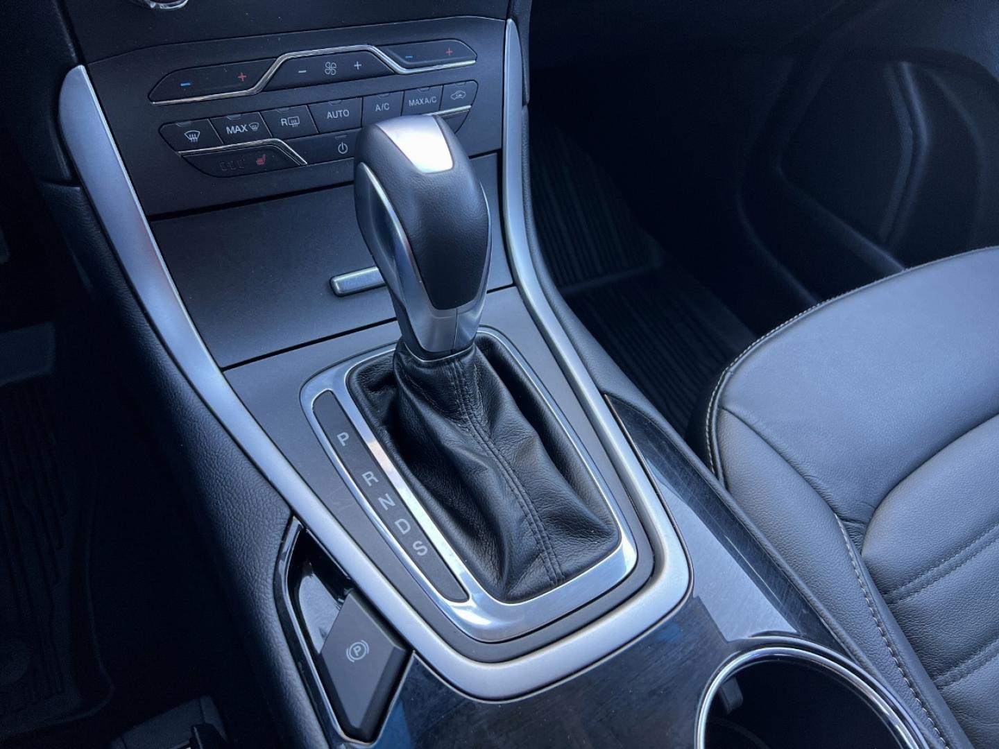 2018 RED /Black Leather Ford Edge SEL AWD (2FMPK4J96JB) with an 2.0L 4 Cyl. engine, Automatic transmission, located at 506 S. Kingshighway, Cape Girardeau, MO, 63703, (573) 235-5000, 37.294991, -89.553635 - 2018 Ford Edge SEL 1-Owner 76xxx miles All Wheel Drive 2.0L 4 Cyl. Automatic Leather Navigation Power/Heated Seats Backup Camera Bluetooth Remote Start Cruise Power Windows/Locks/Mirrors We have financing available and we accept trades! Fill out a credit application on our website or c - Photo#26