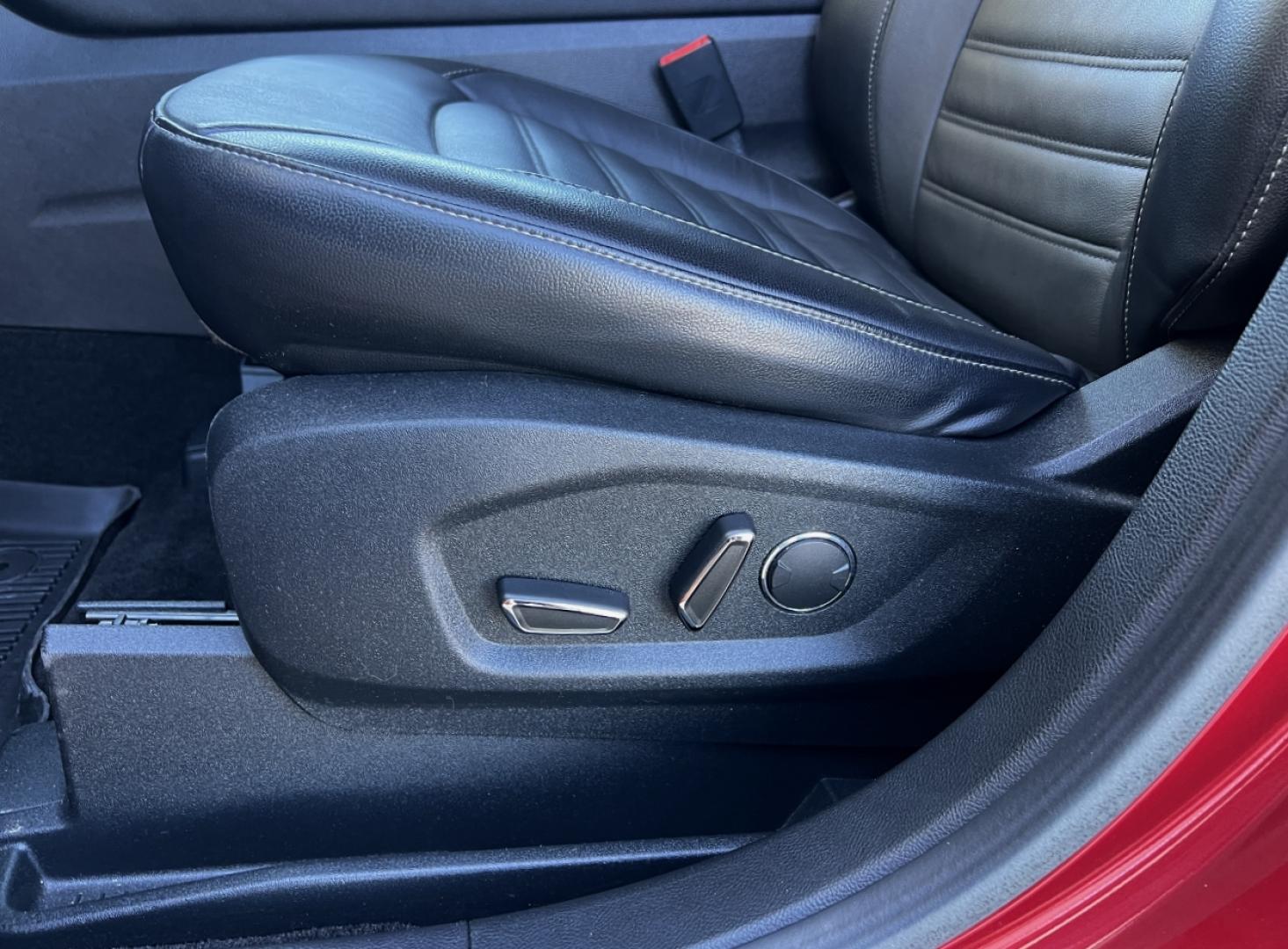 2018 RED /Black Leather Ford Edge SEL AWD (2FMPK4J96JB) with an 2.0L 4 Cyl. engine, Automatic transmission, located at 506 S. Kingshighway, Cape Girardeau, MO, 63703, (573) 235-5000, 37.294991, -89.553635 - 2018 Ford Edge SEL 1-Owner 76xxx miles All Wheel Drive 2.0L 4 Cyl. Automatic Leather Navigation Power/Heated Seats Backup Camera Bluetooth Remote Start Cruise Power Windows/Locks/Mirrors We have financing available and we accept trades! Fill out a credit application on our website or c - Photo#5