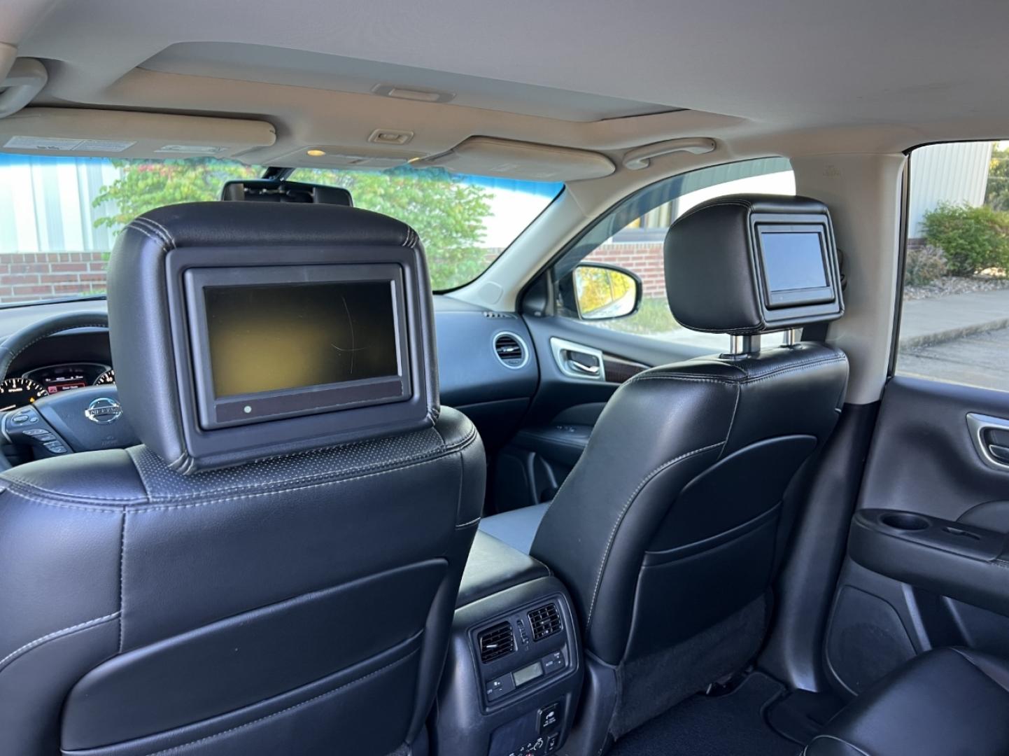 2015 SILVER /Black Leather Nissan Pathfinder Platinum 4WD (5N1AR2MM1FC) with an 3.5L V6 engine, Continuously Variable Transmission transmission, located at 2990 Old Orchard Rd., Jackson, MO, 63755, 37.354214, -89.612106 - 2015 Nissan Platinum 148xxx miles 4 Wheel Drive 3.5L V6 Automatic Leather 3rd Row Navigation Rear Entertainment Power/Heated/Cooled Seats Heated Rear Seats Heated Steering Wheel Backup Camera Sunroof Bluetooth Remote Start Cruise Power Windows/Locks/Mirrors We have financing availa - Photo#8