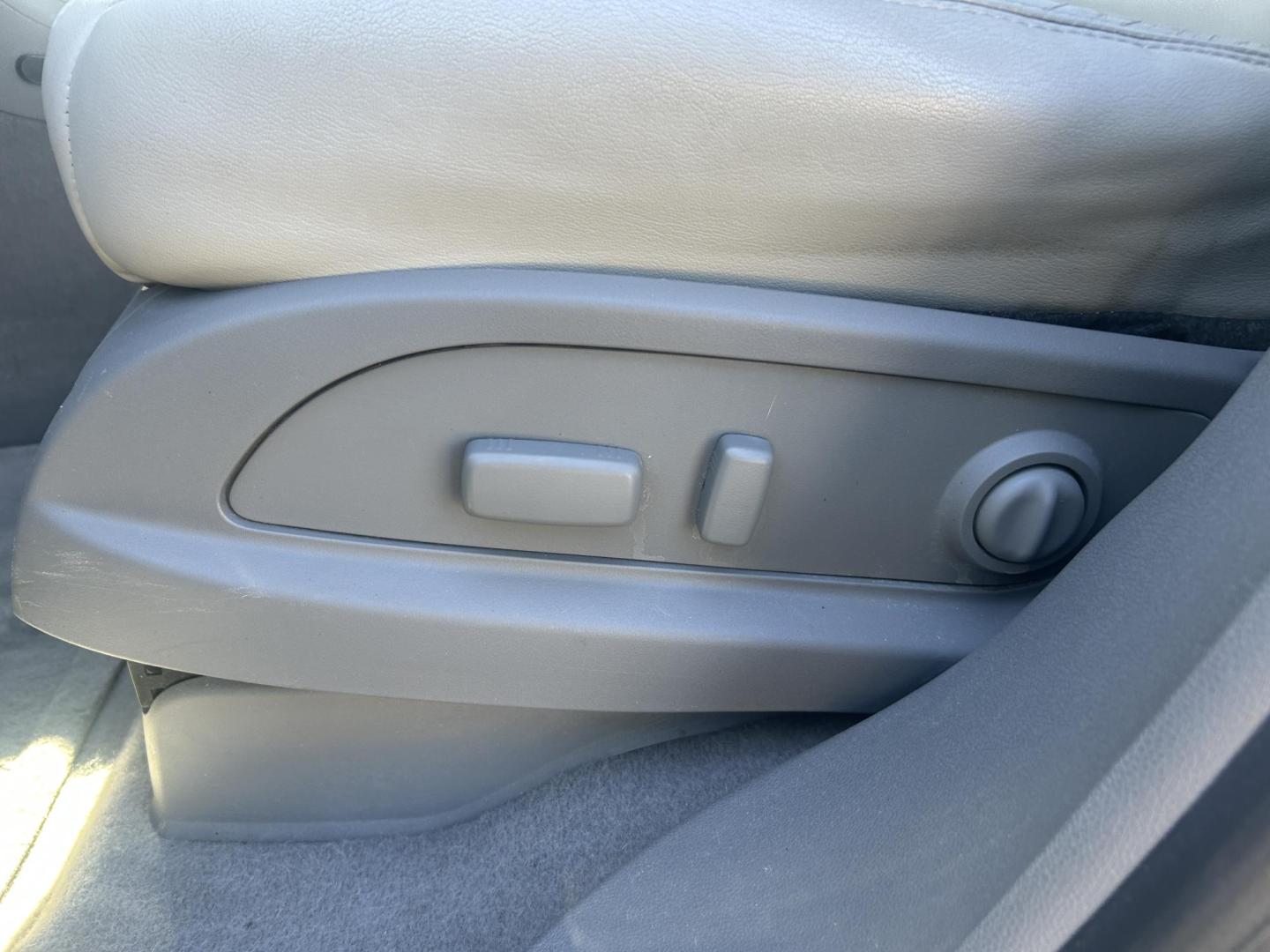 2015 GRAY /Gray Chevrolet Traverse 2LT AWD (1GNKVHKD5FJ) with an 3.6L V6 DOHC 24V engine, Automatic transmission, located at 506 S. Kingshighway, Cape Girardeau, MO, 63703, (573) 235-5000, 37.294991, -89.553635 - 2015 Chevrolet Traverse 2LT 127xxx miles Front Wheel Drive 3.6L V6 Automatic Leather 3rd Row Navigation Rear Entertainment Power/Heated Seats Heated Steering Wheel Backup Camera Sunroof/Moonroof Bluetooth Remote Start Cruise Power Windows/Locks/Mirrors We have financing available an - Photo#19