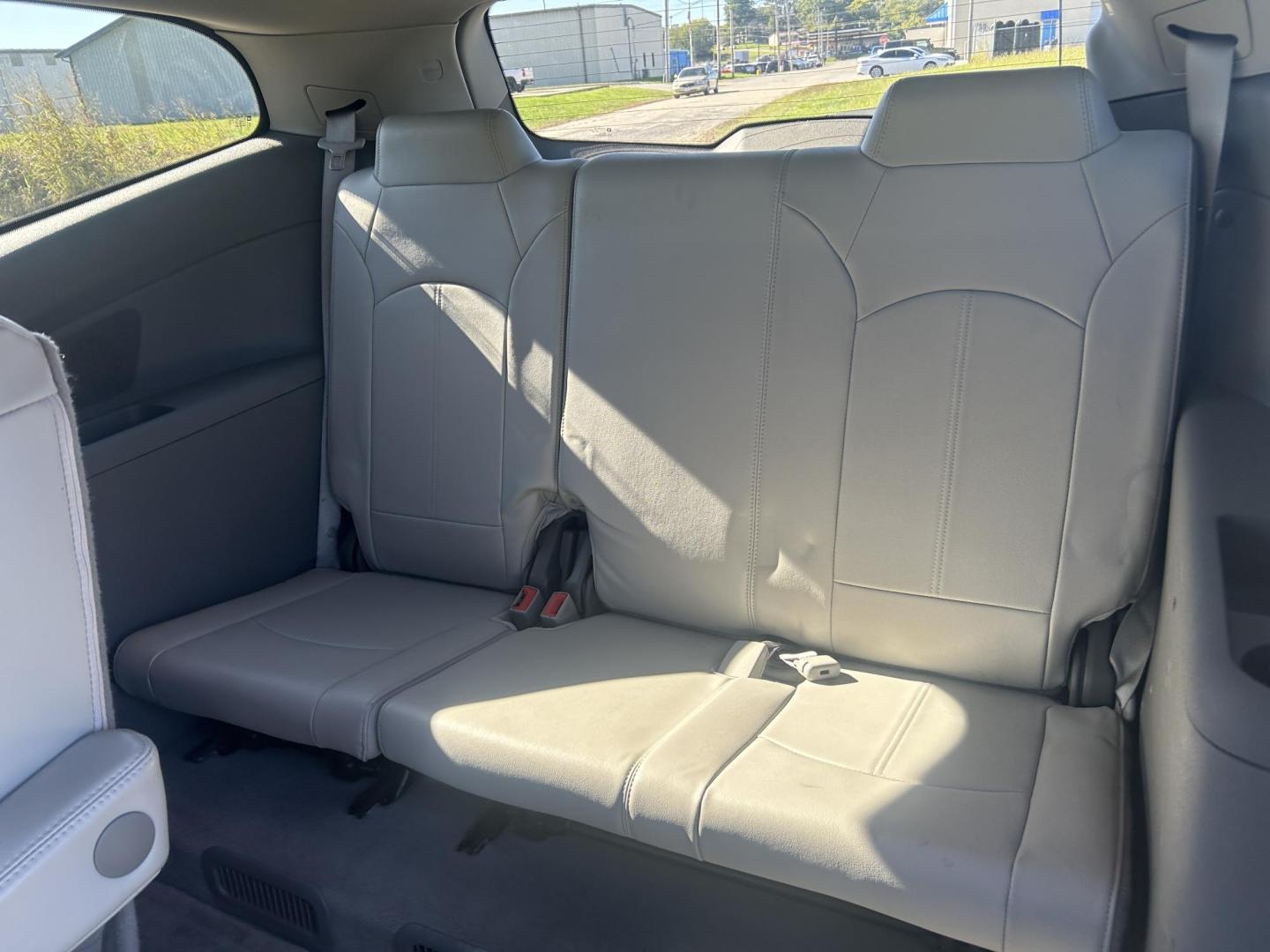 2015 GRAY /Gray Chevrolet Traverse 2LT AWD (1GNKVHKD5FJ) with an 3.6L V6 DOHC 24V engine, Automatic transmission, located at 506 S. Kingshighway, Cape Girardeau, MO, 63703, (573) 235-5000, 37.294991, -89.553635 - 2015 Chevrolet Traverse 2LT 127xxx miles Front Wheel Drive 3.6L V6 Automatic Leather 3rd Row Navigation Rear Entertainment Power/Heated Seats Heated Steering Wheel Backup Camera Sunroof/Moonroof Bluetooth Remote Start Cruise Power Windows/Locks/Mirrors We have financing available an - Photo#23