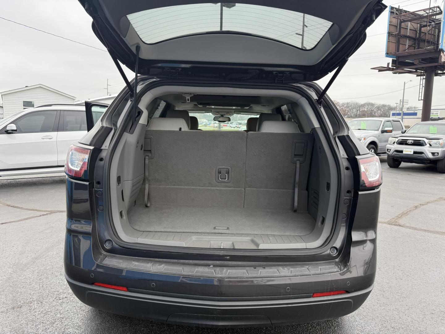 2015 GRAY /Gray Chevrolet Traverse 2LT AWD (1GNKVHKD5FJ) with an 3.6L V6 DOHC 24V engine, Automatic transmission, located at 506 S. Kingshighway, Cape Girardeau, MO, 63703, (573) 235-5000, 37.294991, -89.553635 - 2015 Chevrolet Traverse 2LT 127xxx miles Front Wheel Drive 3.6L V6 Automatic Leather 3rd Row Navigation Rear Entertainment Power/Heated Seats Heated Steering Wheel Backup Camera Sunroof/Moonroof Bluetooth Remote Start Cruise Power Windows/Locks/Mirrors We have financing available an - Photo#17