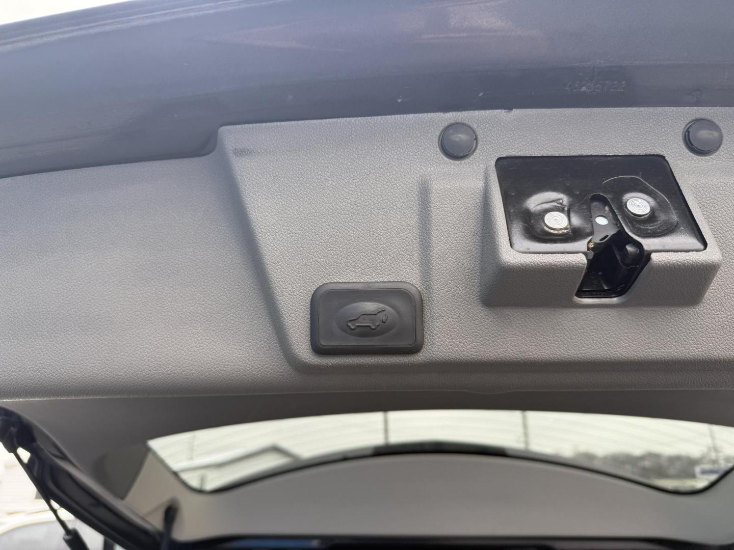 2015 GRAY /Gray Chevrolet Traverse 2LT AWD (1GNKVHKD5FJ) with an 3.6L V6 DOHC 24V engine, Automatic transmission, located at 506 S. Kingshighway, Cape Girardeau, MO, 63703, (573) 235-5000, 37.294991, -89.553635 - 2015 Chevrolet Traverse 2LT 127xxx miles Front Wheel Drive 3.6L V6 Automatic Leather 3rd Row Navigation Rear Entertainment Power/Heated Seats Heated Steering Wheel Backup Camera Sunroof/Moonroof Bluetooth Remote Start Cruise Power Windows/Locks/Mirrors We have financing available an - Photo#18