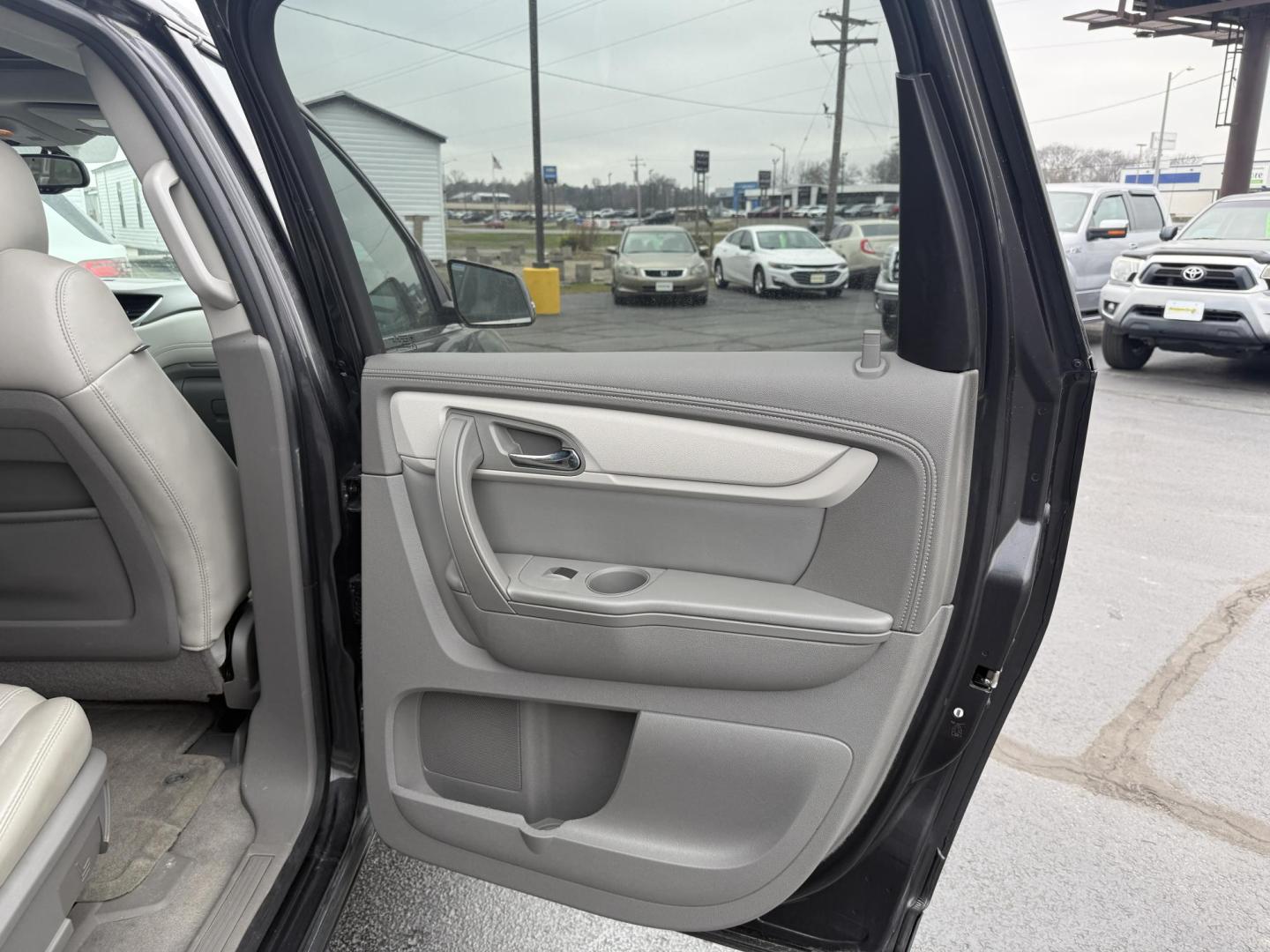 2015 GRAY /Gray Chevrolet Traverse 2LT AWD (1GNKVHKD5FJ) with an 3.6L V6 DOHC 24V engine, Automatic transmission, located at 506 S. Kingshighway, Cape Girardeau, MO, 63703, (573) 235-5000, 37.294991, -89.553635 - 2015 Chevrolet Traverse 2LT 127xxx miles Front Wheel Drive 3.6L V6 Automatic Leather 3rd Row Navigation Rear Entertainment Power/Heated Seats Heated Steering Wheel Backup Camera Sunroof/Moonroof Bluetooth Remote Start Cruise Power Windows/Locks/Mirrors We have financing available an - Photo#9