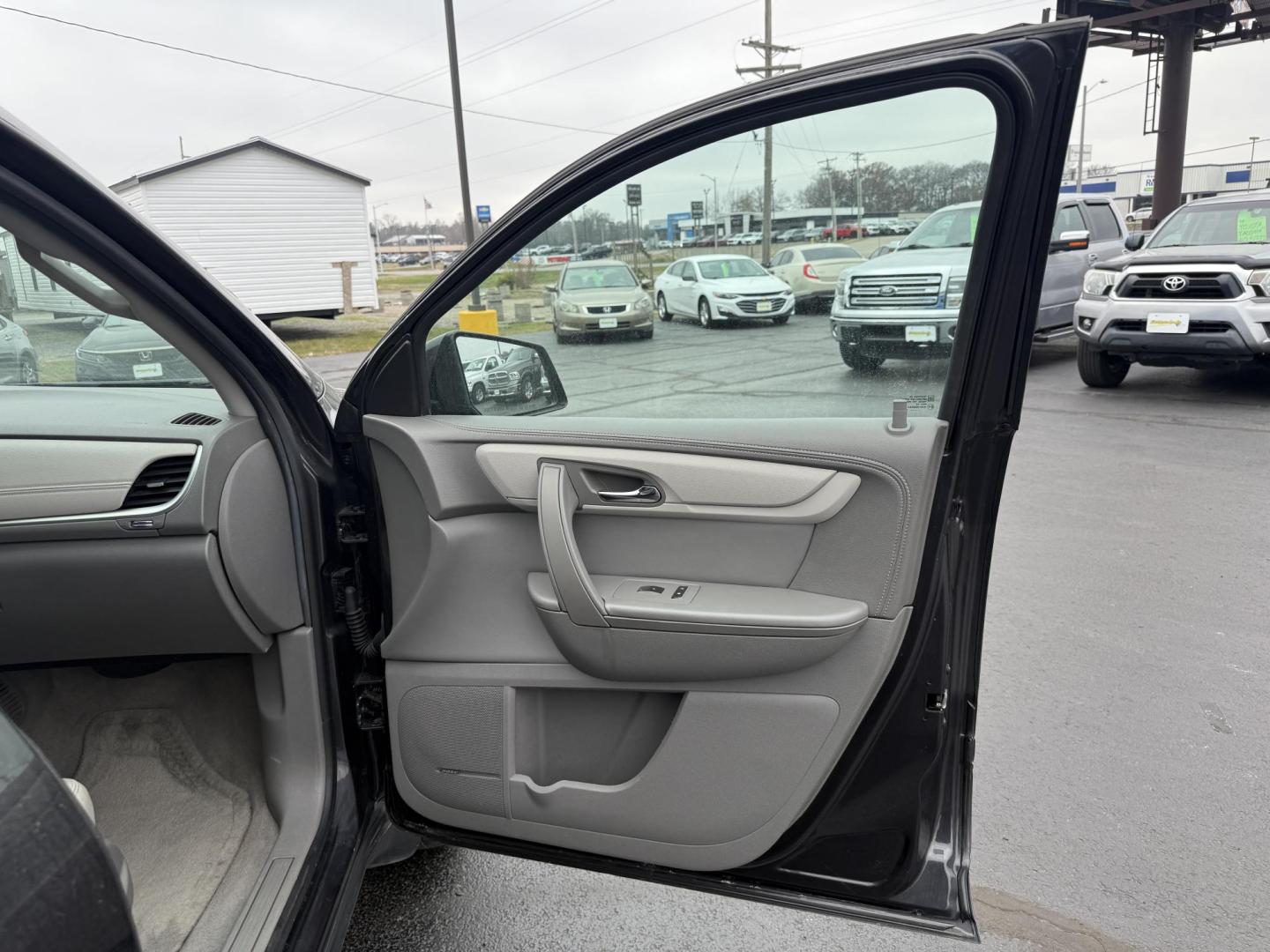 2015 GRAY /Gray Chevrolet Traverse 2LT AWD (1GNKVHKD5FJ) with an 3.6L V6 DOHC 24V engine, Automatic transmission, located at 506 S. Kingshighway, Cape Girardeau, MO, 63703, (573) 235-5000, 37.294991, -89.553635 - 2015 Chevrolet Traverse 2LT 127xxx miles Front Wheel Drive 3.6L V6 Automatic Leather 3rd Row Navigation Rear Entertainment Power/Heated Seats Heated Steering Wheel Backup Camera Sunroof/Moonroof Bluetooth Remote Start Cruise Power Windows/Locks/Mirrors We have financing available an - Photo#10