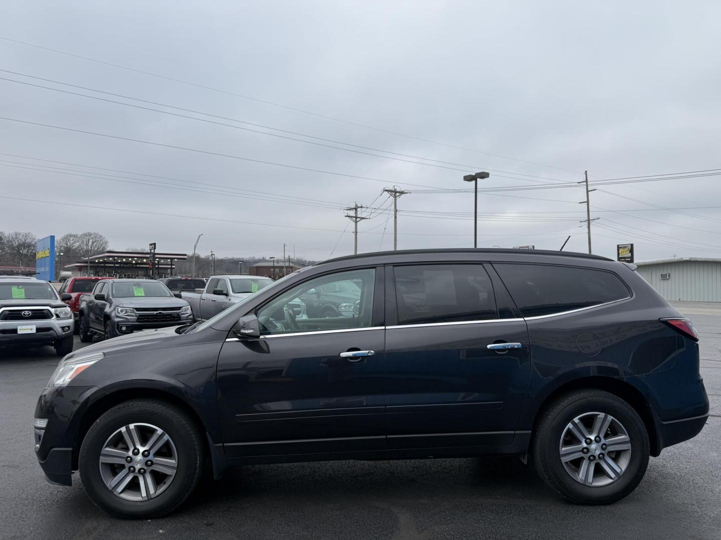 2015 GRAY /Gray Chevrolet Traverse 2LT AWD (1GNKVHKD5FJ) with an 3.6L V6 DOHC 24V engine, Automatic transmission, located at 506 S. Kingshighway, Cape Girardeau, MO, 63703, (573) 235-5000, 37.294991, -89.553635 - 2015 Chevrolet Traverse 2LT 127xxx miles Front Wheel Drive 3.6L V6 Automatic Leather 3rd Row Navigation Rear Entertainment Power/Heated Seats Heated Steering Wheel Backup Camera Sunroof/Moonroof Bluetooth Remote Start Cruise Power Windows/Locks/Mirrors We have financing available an - Photo#3