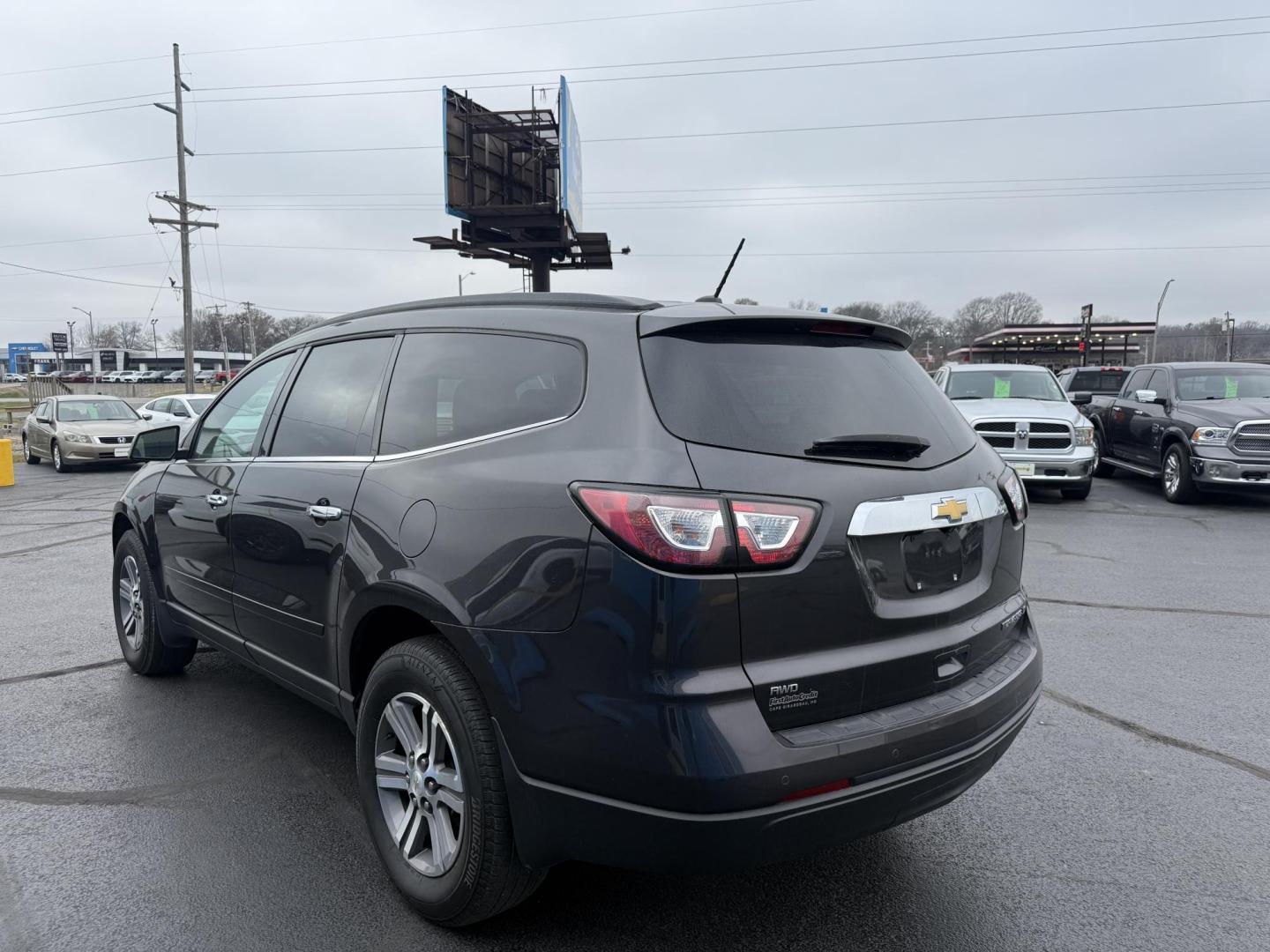 2015 GRAY /Gray Chevrolet Traverse 2LT AWD (1GNKVHKD5FJ) with an 3.6L V6 DOHC 24V engine, Automatic transmission, located at 506 S. Kingshighway, Cape Girardeau, MO, 63703, (573) 235-5000, 37.294991, -89.553635 - 2015 Chevrolet Traverse 2LT 127xxx miles Front Wheel Drive 3.6L V6 Automatic Leather 3rd Row Navigation Rear Entertainment Power/Heated Seats Heated Steering Wheel Backup Camera Sunroof/Moonroof Bluetooth Remote Start Cruise Power Windows/Locks/Mirrors We have financing available an - Photo#4
