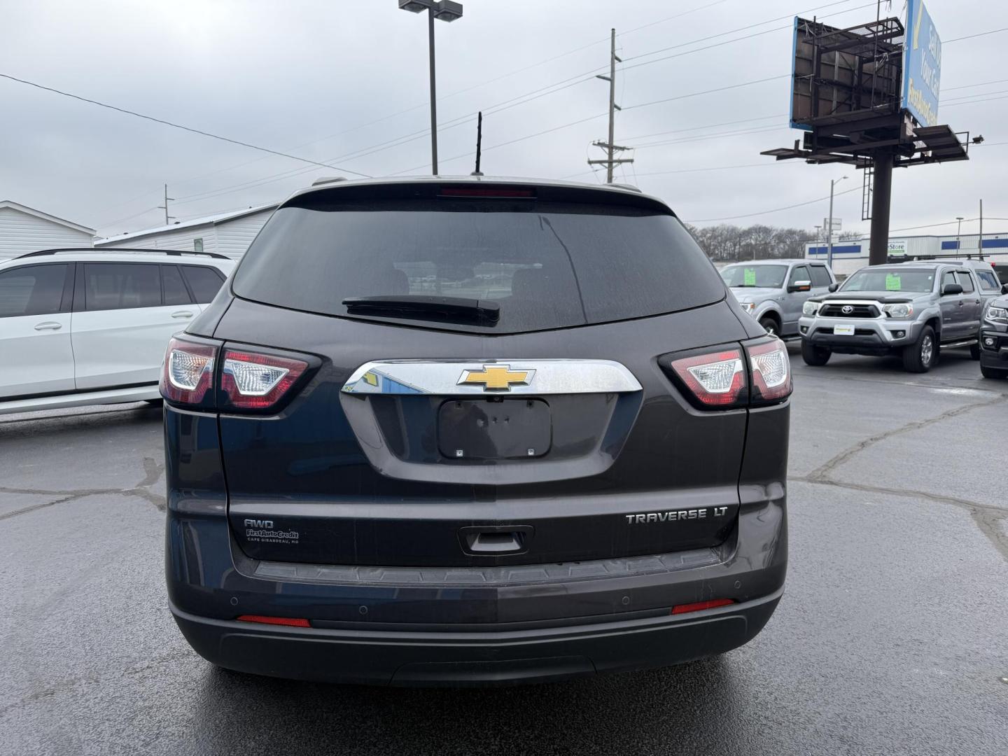 2015 GRAY /Gray Chevrolet Traverse 2LT AWD (1GNKVHKD5FJ) with an 3.6L V6 DOHC 24V engine, Automatic transmission, located at 506 S. Kingshighway, Cape Girardeau, MO, 63703, (573) 235-5000, 37.294991, -89.553635 - 2015 Chevrolet Traverse 2LT 127xxx miles Front Wheel Drive 3.6L V6 Automatic Leather 3rd Row Navigation Rear Entertainment Power/Heated Seats Heated Steering Wheel Backup Camera Sunroof/Moonroof Bluetooth Remote Start Cruise Power Windows/Locks/Mirrors We have financing available an - Photo#5