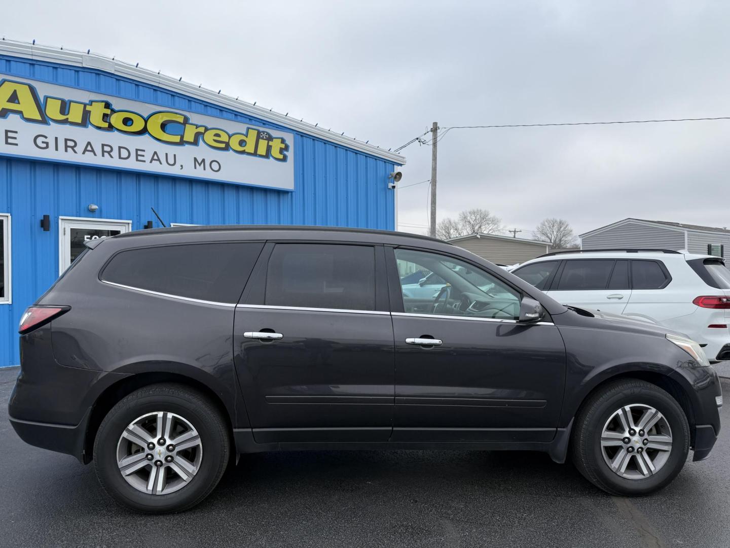 2015 GRAY /Gray Chevrolet Traverse 2LT AWD (1GNKVHKD5FJ) with an 3.6L V6 DOHC 24V engine, Automatic transmission, located at 506 S. Kingshighway, Cape Girardeau, MO, 63703, (573) 235-5000, 37.294991, -89.553635 - 2015 Chevrolet Traverse 2LT 127xxx miles Front Wheel Drive 3.6L V6 Automatic Leather 3rd Row Navigation Rear Entertainment Power/Heated Seats Heated Steering Wheel Backup Camera Sunroof/Moonroof Bluetooth Remote Start Cruise Power Windows/Locks/Mirrors We have financing available an - Photo#7