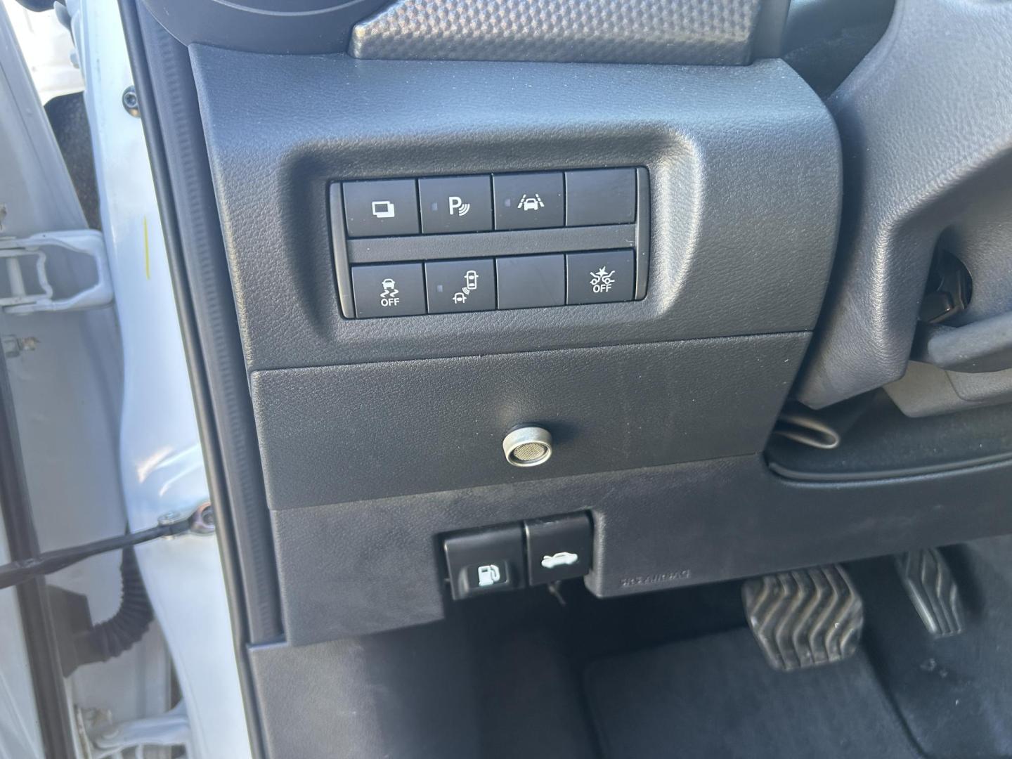 2020 WHITE /Black Nissan Kicks S (3N1CP5BV9LL) with an 1.6L L4 engine, CVT transmission, located at 506 S. Kingshighway, Cape Girardeau, MO, 63703, (573) 235-5000, 37.294991, -89.553635 - 2020 Nissan Kicks S 34,xxx miles Front Wheel Drive 1.6L 4 Cyl. Automatic Cruise Bluetooth Backup Camera We have financing available and we accept trades! Fill out a credit application on our website or come by today! If you have any questions, give us a call at (573) 235-5000 or visit our w - Photo#28