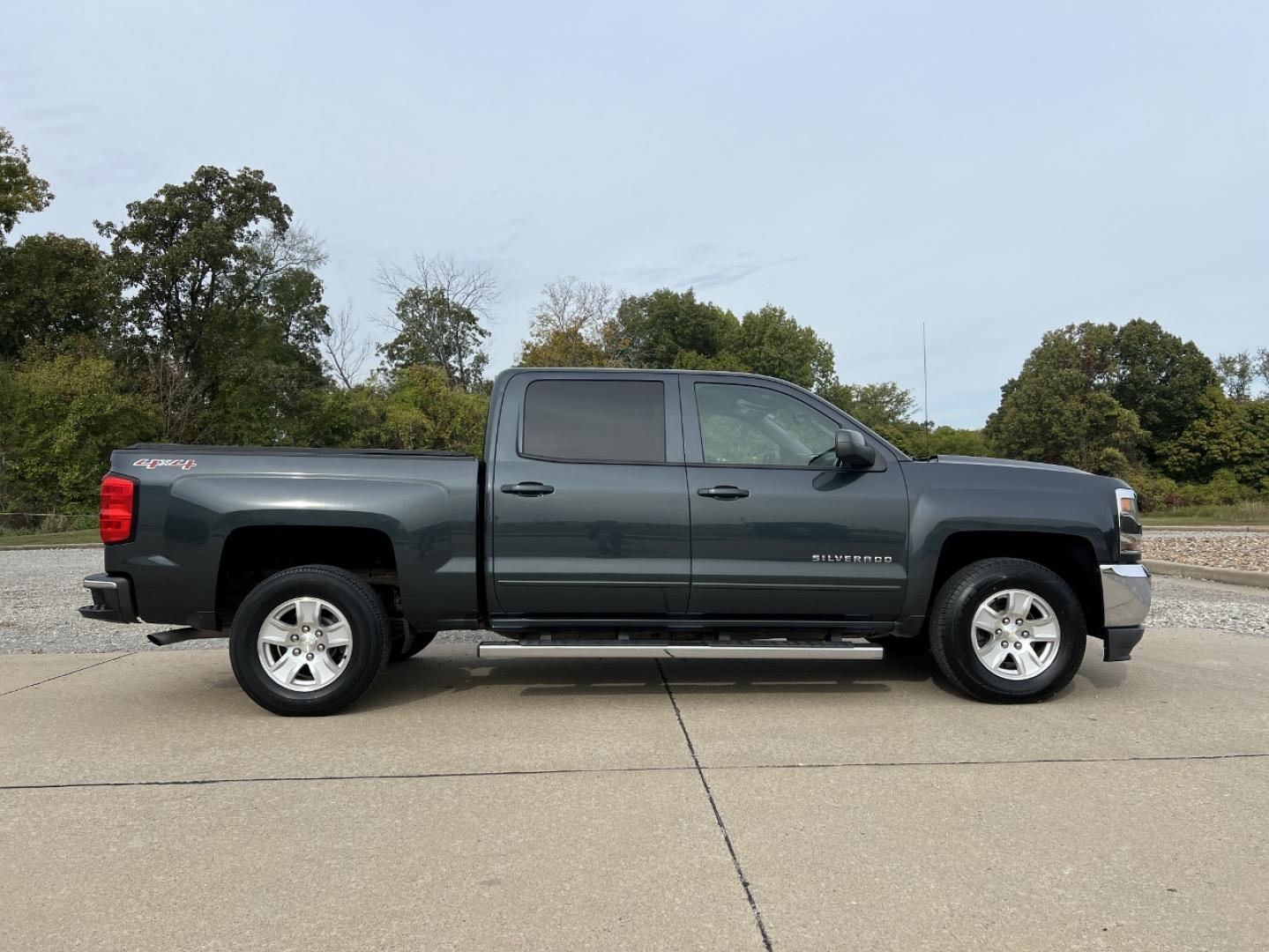 2017 GRAY /Black Cloth Chevrolet Silverado 1500 LT Crew Cab 4WD (3GCUKREC5HG) with an 5.3L V8 engine, Automatic transmission, located at 2990 Old Orchard Rd., Jackson, MO, 63755, 37.354214, -89.612106 - 2017 Chevrolet Silverado 1500 LT 126xxx miles 4x4 5.3L V8 Automatic Backup Camera Bluetooth Remote Start Cruise Power Windows/Locks/Mirrors We have financing available and we accept trades! Fill out a credit application on our website or come by today! If you have any questions, give us a - Photo#8