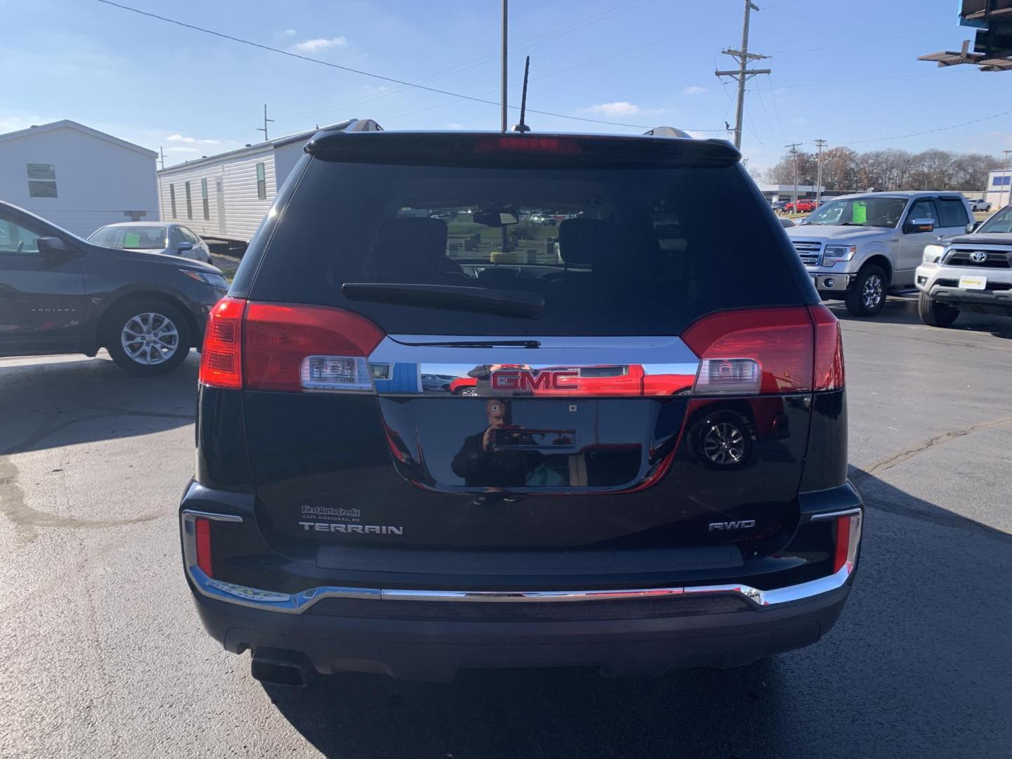 2017 GRAY /Black/Tan Leather GMC Terrain SLT AWD (2GKFLUEK8H6) with an 2.4L 4 Cyl. engine, Automatic transmission, located at 506 S. Kingshighway, Cape Girardeau, MO, 63703, (573) 235-5000, 37.294991, -89.553635 - 2017 GMC Terrain SLT 1-Owner 166xxx miles All Wheel Drive 2.4L 4 Cyl. Automatic Leather Backup Camera Power Driver Seat Heated Seats Bluetooth Remote Start Cruise Power Windows/Locks/Mirrors We have financing available and we accept trades! Fill out a credit application on our website - Photo#5