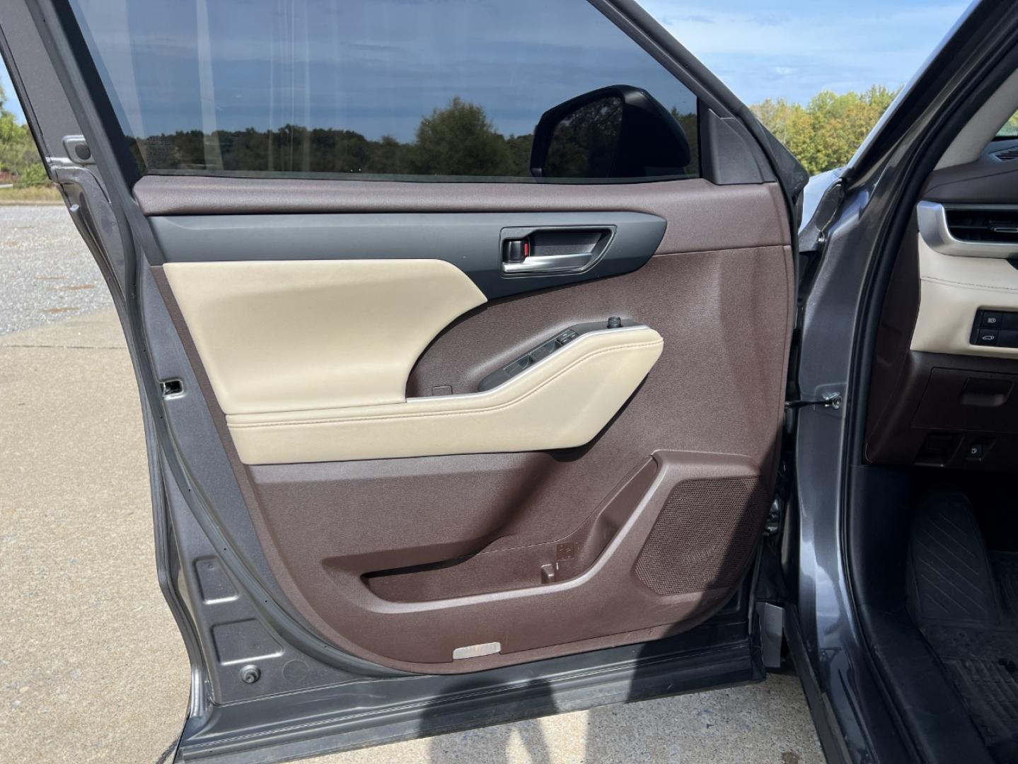 2022 GRAY /Tan Leather Toyota Highlander XLE AWD V6 (5TDGZRBH3NS) with an 3.5L V6 engine, Automatic transmission, located at 506 S. Kingshighway, Cape Girardeau, MO, 63703, (573) 235-5000, 37.294991, -89.553635 - 2022 Toyota Highlander XLE 1-Owner 110xxx miles All Wheel Drive 3.5L V6 Automatic Leather 3rd Row Backup Camera Power/Heated Seats Sunroof Bluetooth Cruise Power Windows/Locks/Mirrors We have financing available and we accept trades! Fill out a credit application on our website or come - Photo#13