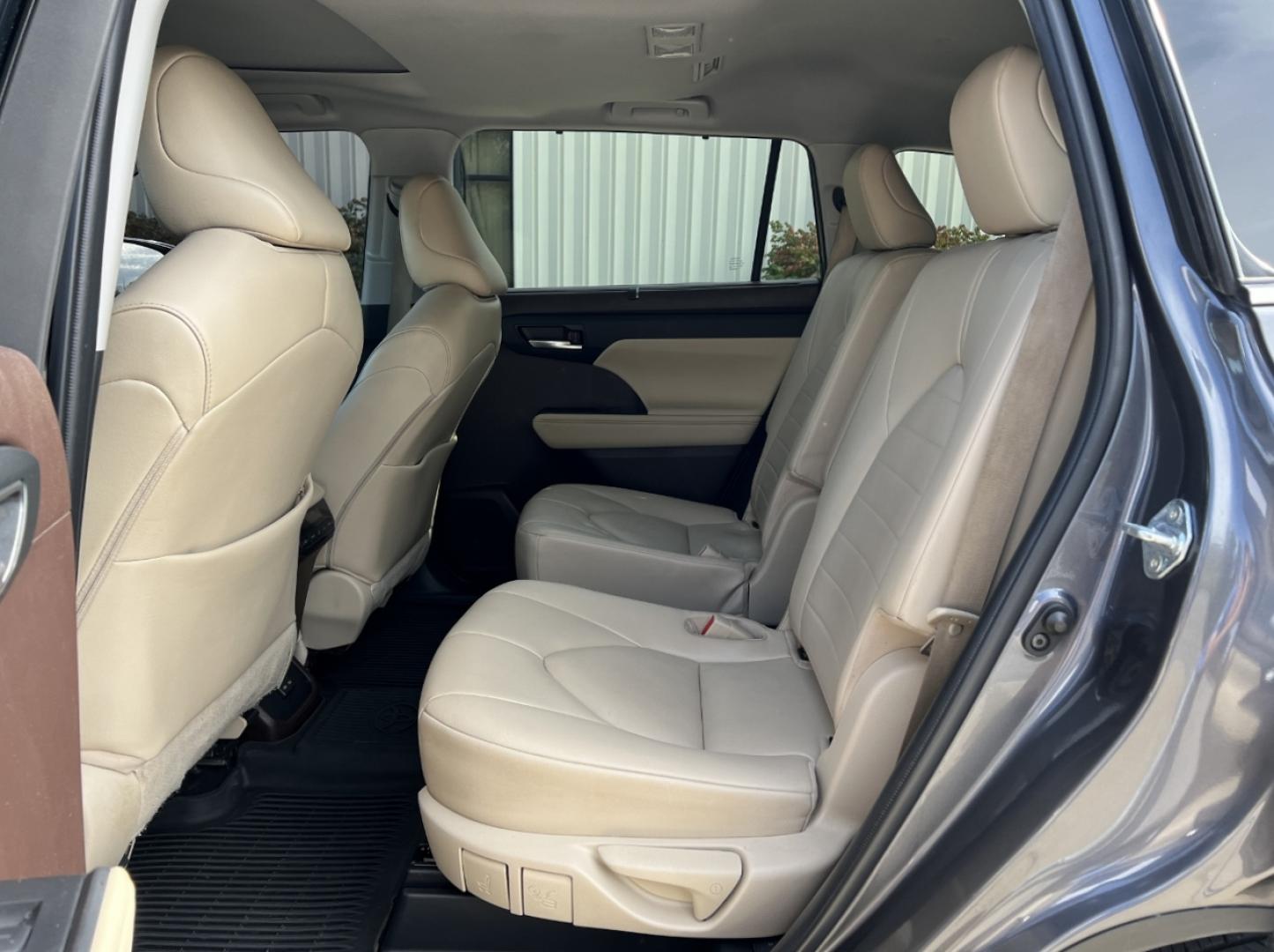 2022 GRAY /Tan Leather Toyota Highlander XLE AWD V6 (5TDGZRBH3NS) with an 3.5L V6 engine, Automatic transmission, located at 506 S. Kingshighway, Cape Girardeau, MO, 63703, (573) 235-5000, 37.294991, -89.553635 - 2022 Toyota Highlander XLE 1-Owner 110xxx miles All Wheel Drive 3.5L V6 Automatic Leather 3rd Row Backup Camera Power/Heated Seats Sunroof Bluetooth Cruise Power Windows/Locks/Mirrors We have financing available and we accept trades! Fill out a credit application on our website or come - Photo#17