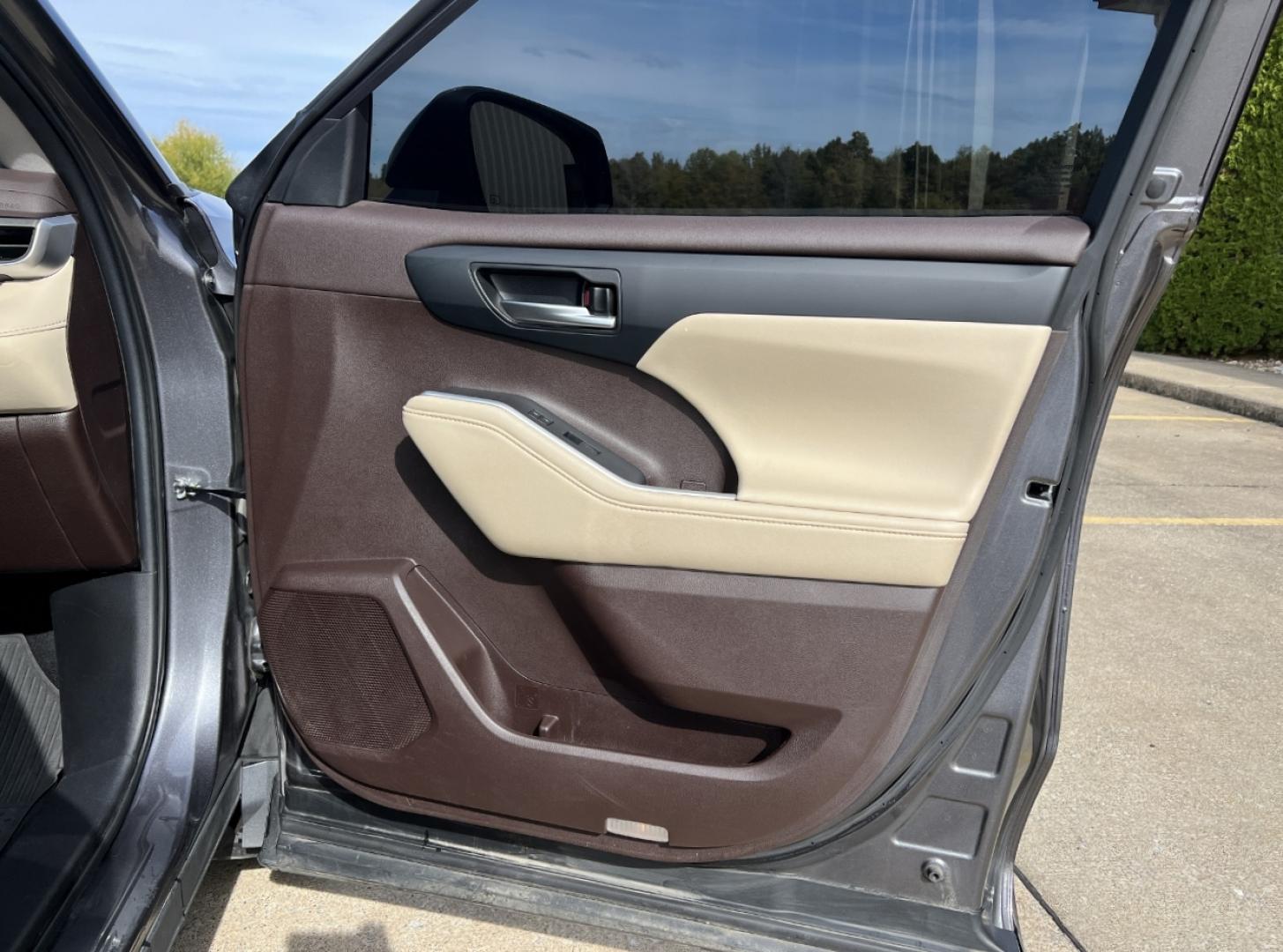 2022 GRAY /Tan Leather Toyota Highlander XLE AWD V6 (5TDGZRBH3NS) with an 3.5L V6 engine, Automatic transmission, located at 506 S. Kingshighway, Cape Girardeau, MO, 63703, (573) 235-5000, 37.294991, -89.553635 - 2022 Toyota Highlander XLE 1-Owner 110xxx miles All Wheel Drive 3.5L V6 Automatic Leather 3rd Row Backup Camera Power/Heated Seats Sunroof Bluetooth Cruise Power Windows/Locks/Mirrors We have financing available and we accept trades! Fill out a credit application on our website or come - Photo#15